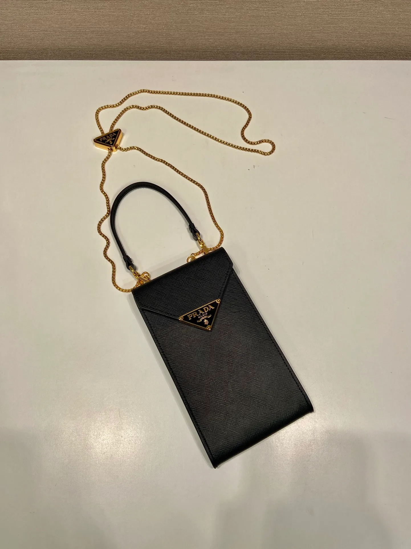 💰920🎉New mobile phone bag 🎉1BP100🎉 This compact minimalist mini handbag features exquisite details, with a lock clasp decorated with an enameled metal triangle logo. 115cm detachable and adjustable chain shoulder strap, can be carried by hand, card slot pocket on the back, the upper body effect is so cute👏Babies; hurry up and get it🎉🎉 Length 10.5x Height 18x ​​Bottom 3cm🎉🎉🎉👏👏👏