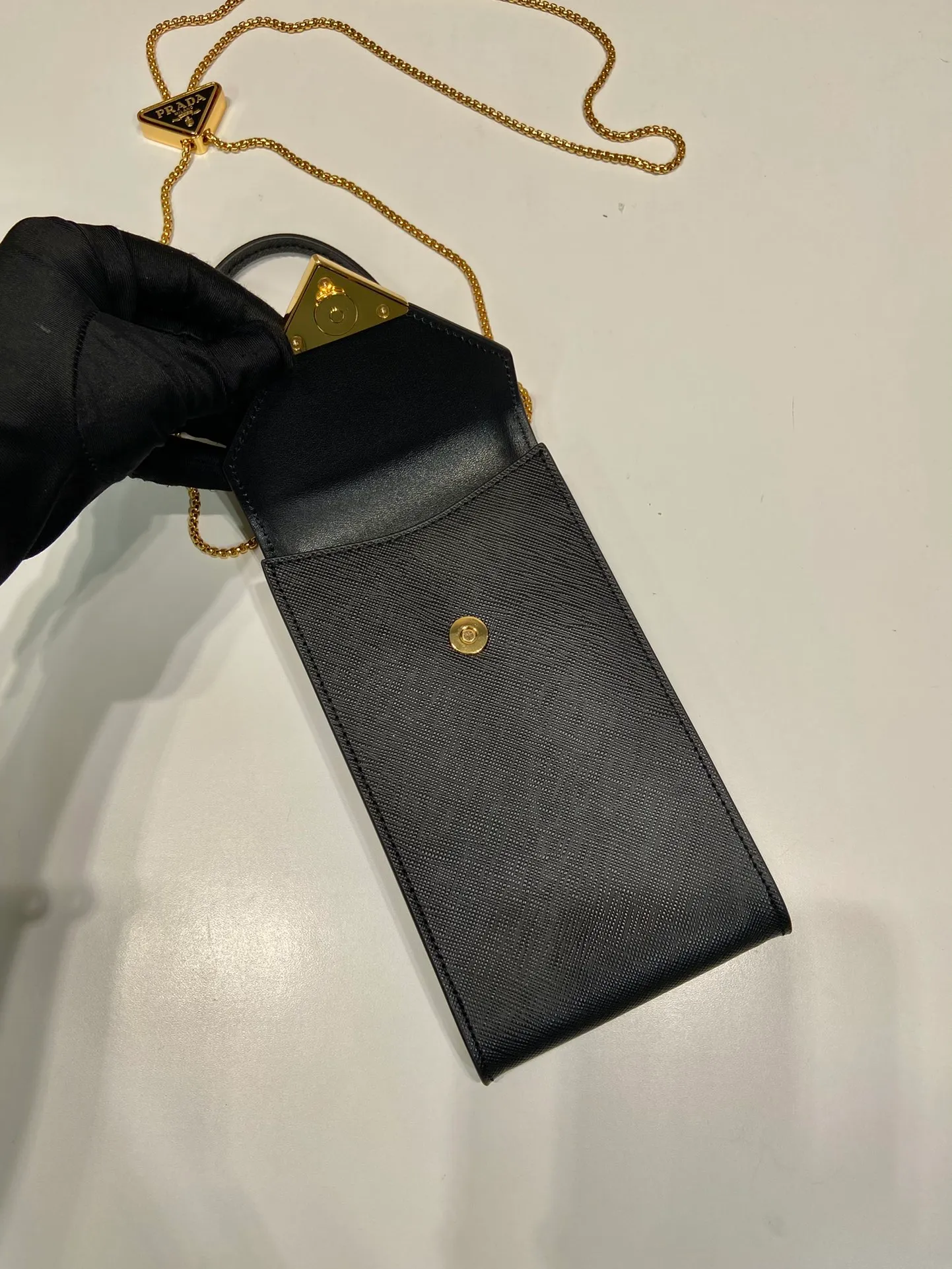 💰920🎉New mobile phone bag 🎉1BP100🎉 This compact minimalist mini handbag features exquisite details, with a lock clasp decorated with an enameled metal triangle logo. 115cm detachable and adjustable chain shoulder strap, can be carried by hand, card slot pocket on the back, the upper body effect is so cute👏Babies; hurry up and get it🎉🎉 Length 10.5x Height 18x ​​Bottom 3cm🎉🎉🎉👏👏👏