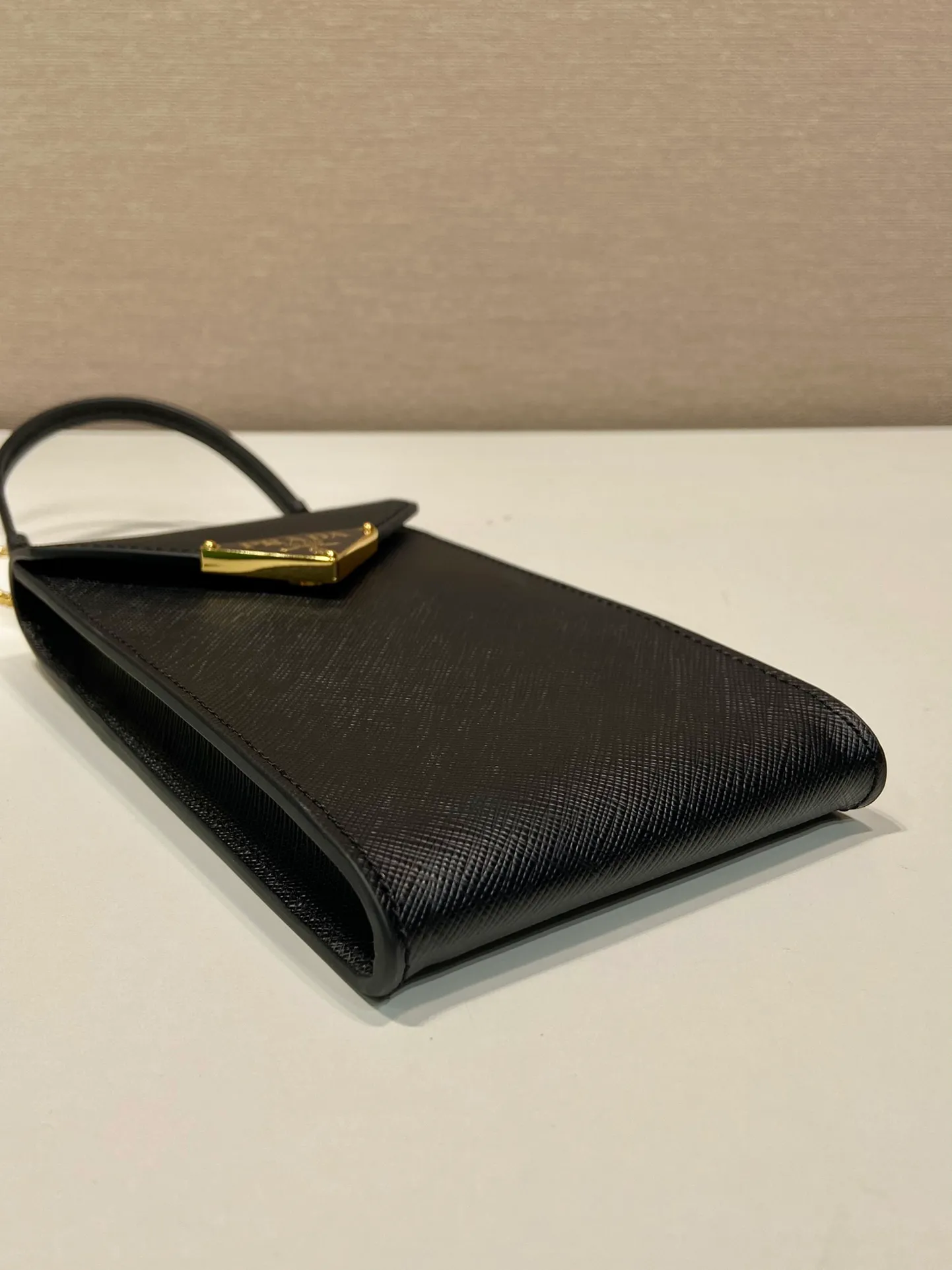 💰920🎉New mobile phone bag 🎉1BP100🎉 This compact minimalist mini handbag features exquisite details, with a lock clasp decorated with an enameled metal triangle logo. 115cm detachable and adjustable chain shoulder strap, can be carried by hand, card slot pocket on the back, the upper body effect is so cute👏Babies; hurry up and get it🎉🎉 Length 10.5x Height 18x ​​Bottom 3cm🎉🎉🎉👏👏👏