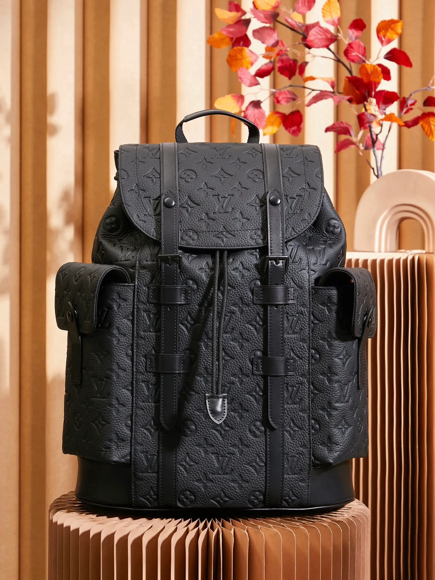 P¥1360👉nfc163C01 dynamic chip version👈【Top inspection-free all-steel hardware】Christopher medium backpack M55699 is made of Taurillon leather with embossed Monogram pattern. It has a moderate capacity and combines outer pockets and functional inner pockets, with leather shoulder straps and matte metal parts. Drawstring and snap closure securely keep your belongings safe. 38 x 44 x 12.5 cm (length x height x width)