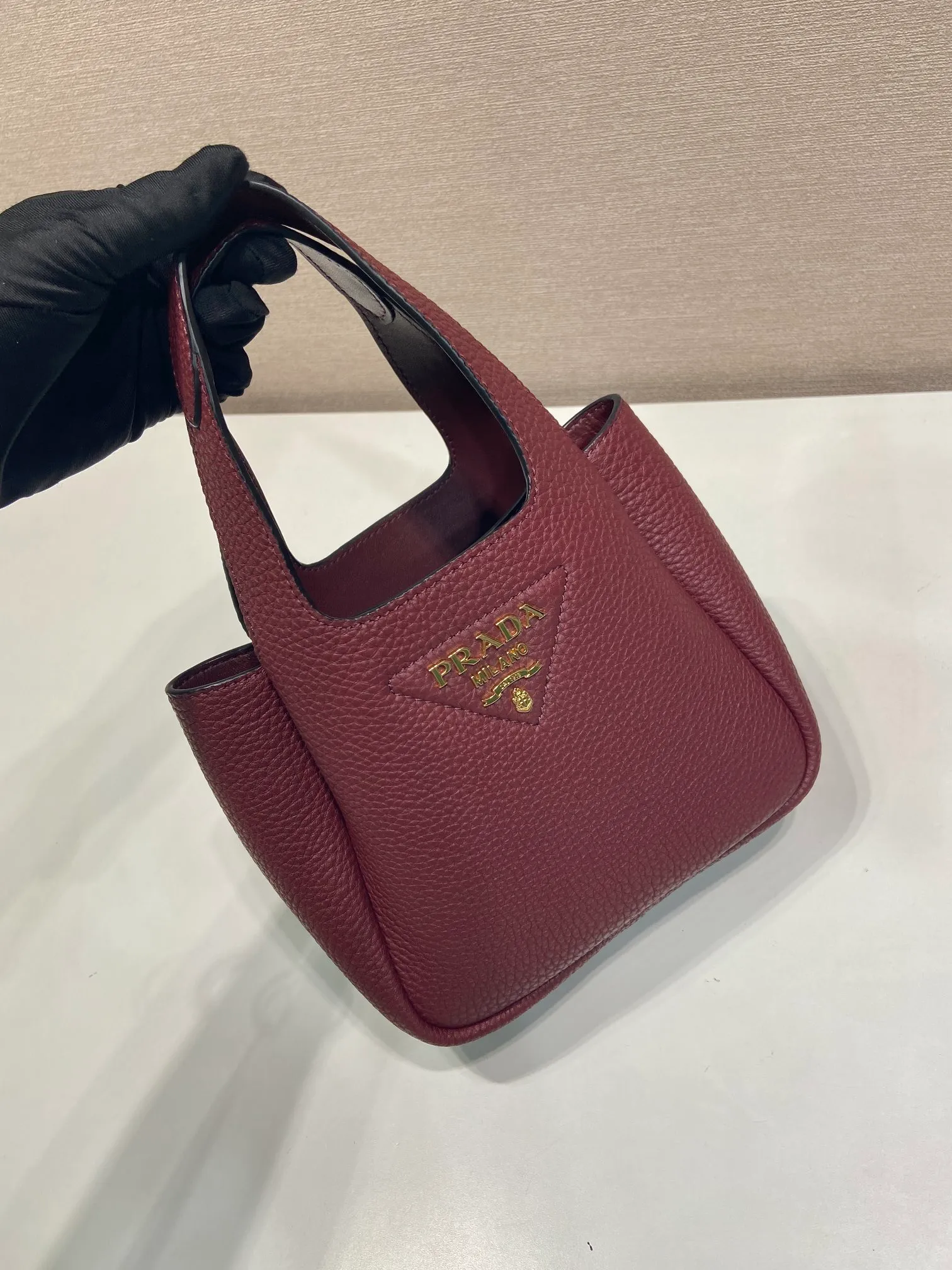 💰1520🎉mini vegetable basket🎉1BA349🎉🎉gold hardware😘😘 This mini vegetable basket is made of imported deerskin pattern, with imported lambskin inside. It has many grids and feels very soft/lightweight. The classic mini is good-looking and easy to use👏👏. The upper body effect is cute and cute. It’s so beautiful. Limited edition/popular model at the counter. Get it now🎉🎉 Length 18x Height 16x Bottom 10cm🎉🎉🎉👏👏👏