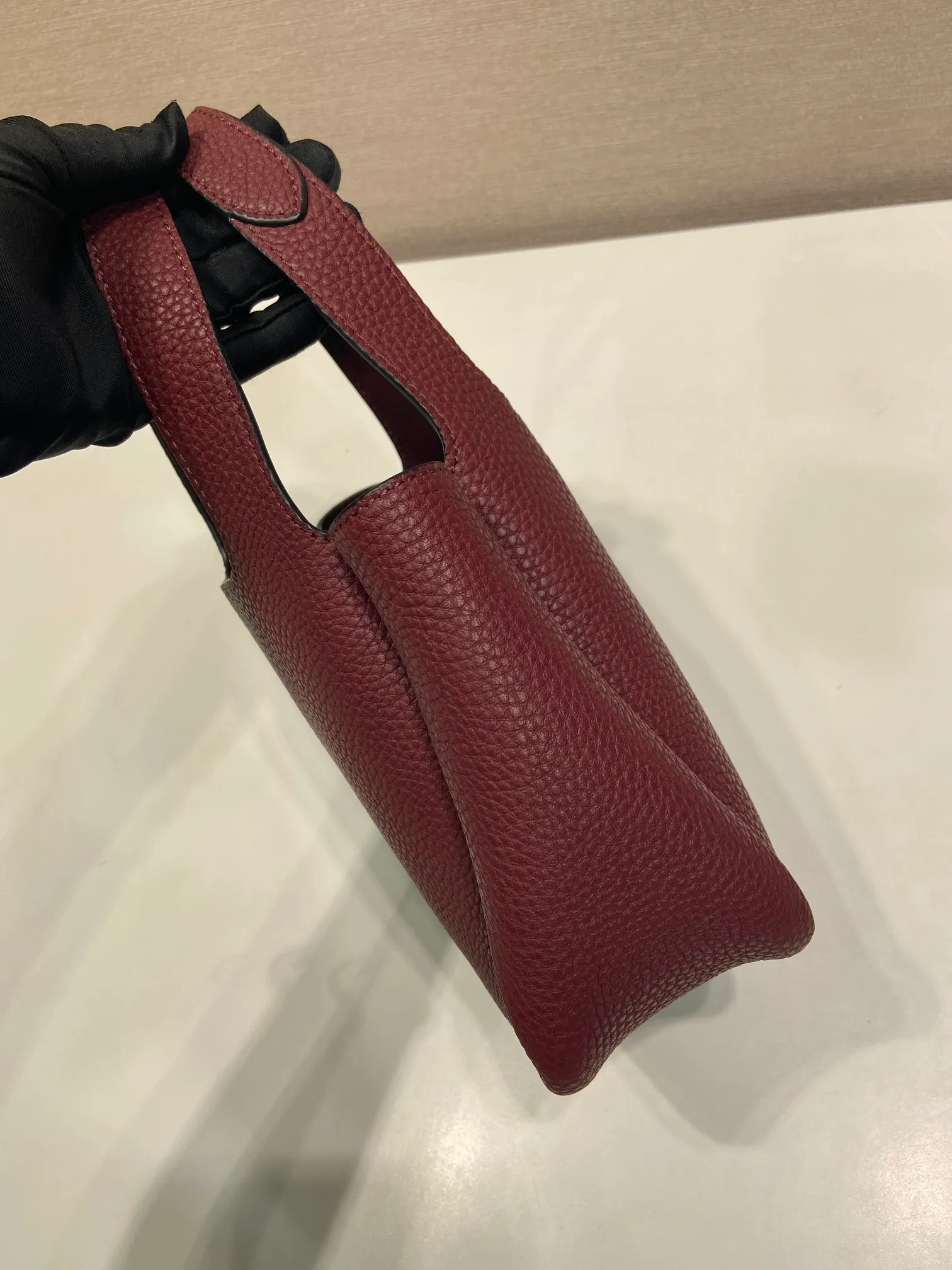 💰1520🎉mini vegetable basket🎉1BA349🎉🎉gold hardware😘😘 This mini vegetable basket is made of imported deerskin pattern, with imported lambskin inside. It has many grids and feels very soft/lightweight. The classic mini is good-looking and easy to use👏👏. The upper body effect is cute and cute. It’s so beautiful. Limited edition/popular model at the counter. Get it now🎉🎉 Length 18x Height 16x Bottom 10cm🎉🎉🎉👏👏👏