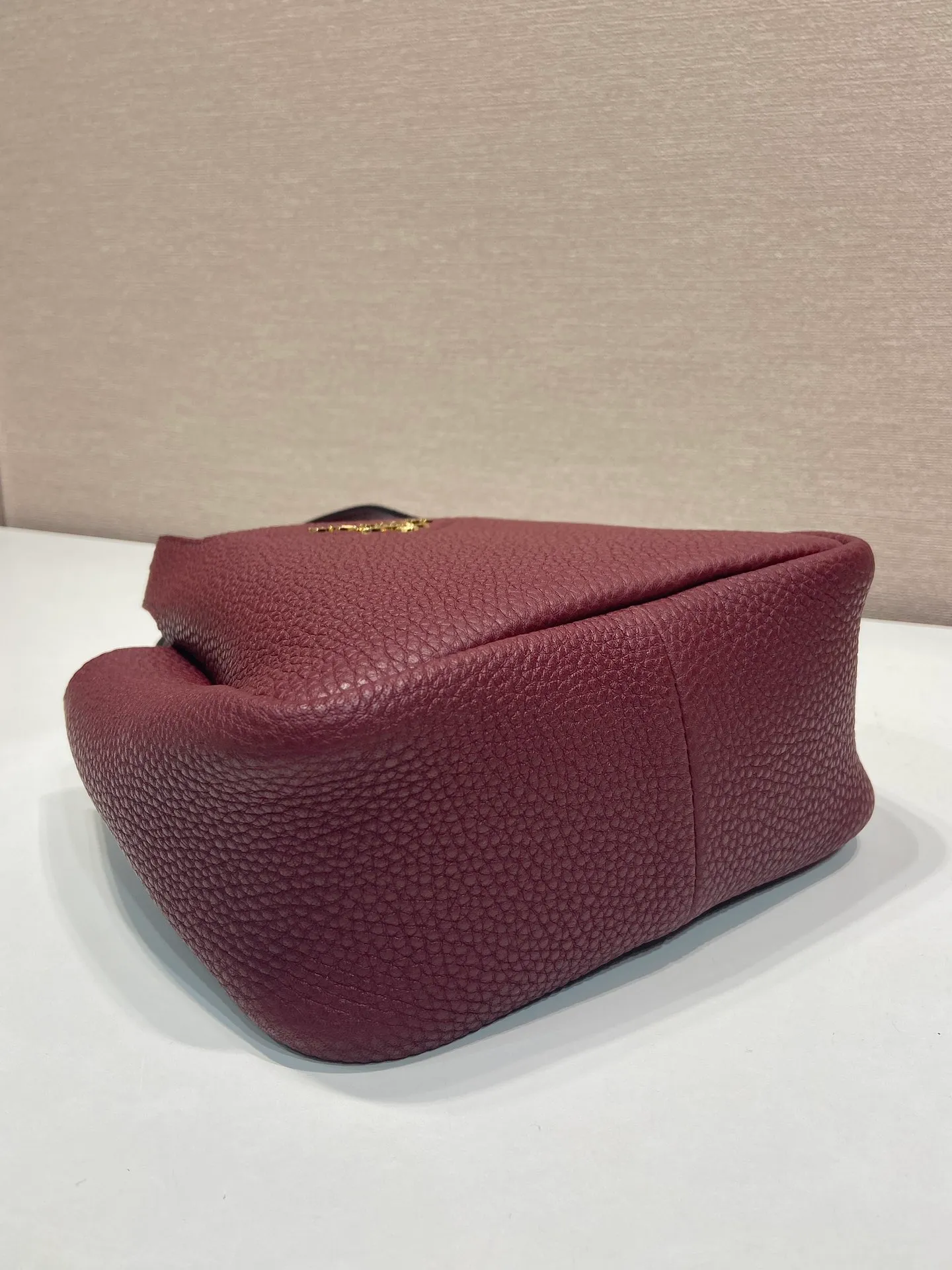 💰1520🎉mini vegetable basket🎉1BA349🎉🎉gold hardware😘😘 This mini vegetable basket is made of imported deerskin pattern, with imported lambskin inside. It has many grids and feels very soft/lightweight. The classic mini is good-looking and easy to use👏👏. The upper body effect is cute and cute. It’s so beautiful. Limited edition/popular model at the counter. Get it now🎉🎉 Length 18x Height 16x Bottom 10cm🎉🎉🎉👏👏👏