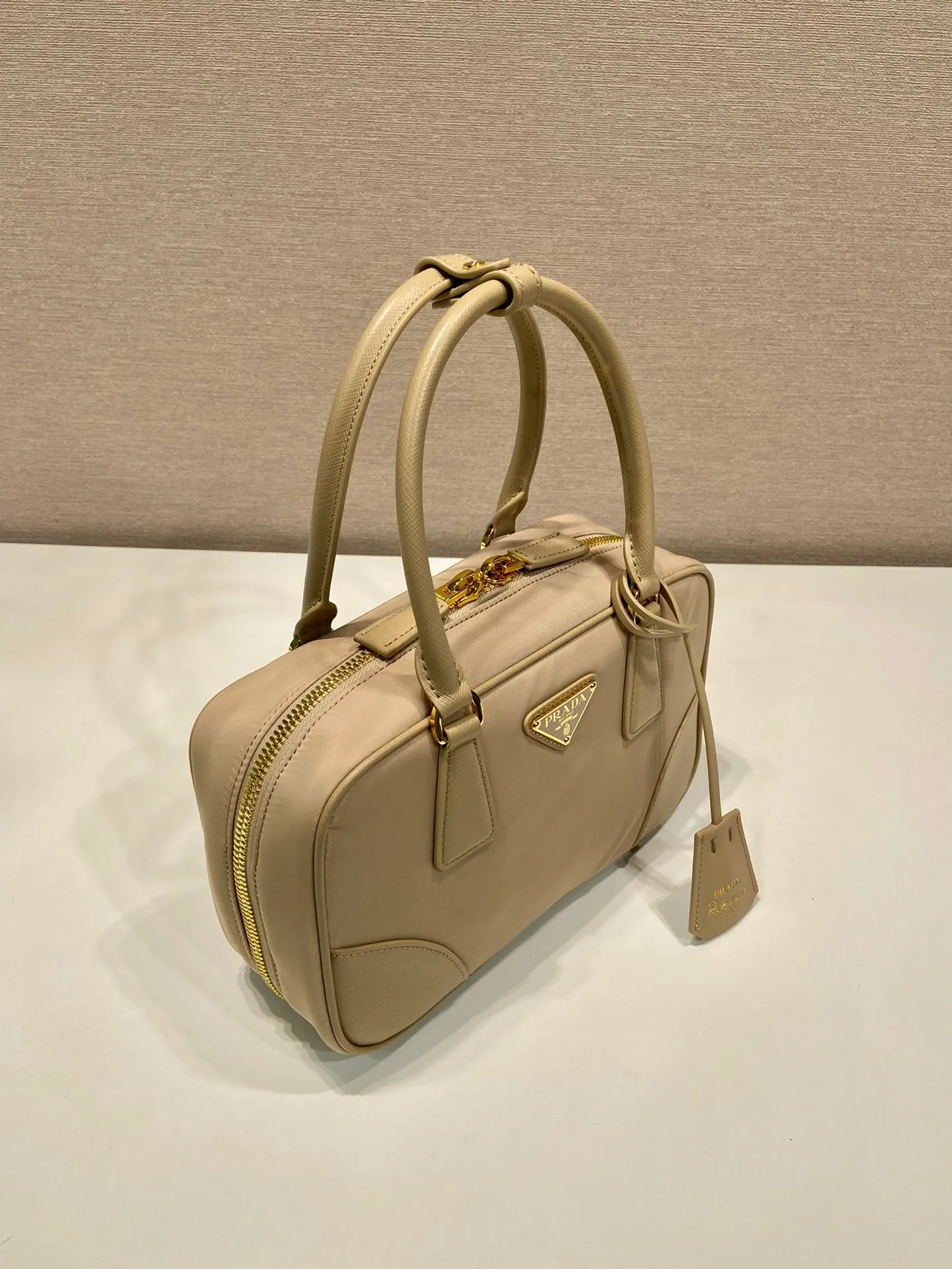 💰1360🎉New second-hand bag🎉1BB121 small🎉🎉 This double handle handbag is made of regenerated nylon, incorporating unique style elements and exquisite Saffiano leather details, completely subverting people's traditional perception of luxury goods. Practical design embellishments and exquisite details add a unique charm. Large capacity, practical and elegant👏Another popular style that will never go out of style🎉🎉 Length 25 height 14.5x bottom 7.5cm👏👏👏🎉🎉🎉