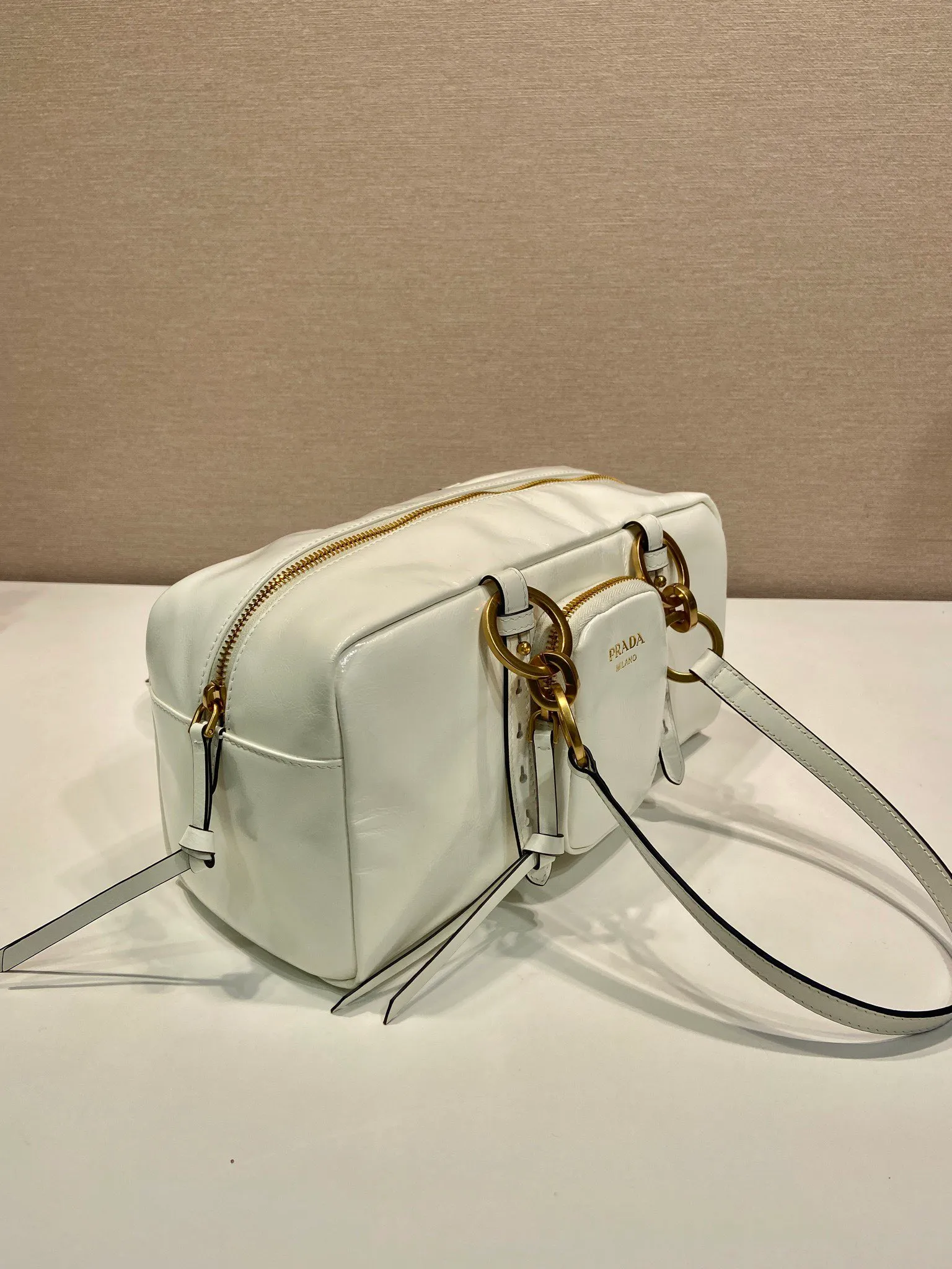 💰1700🎉New oil wax leather🎉1BB138 large🎉🎉 This shoulder bag is reinterpreted with soft oil wax leather design, retro metal hardware and zipper pockets with archive elements, highlighting the retro charm. It can be carried on the shoulder or in the hand, has a large capacity, and the upper body effect is very fashionable and versatile. Another popular style that never goes out of style, beauties 😘 hurry up and get it🎉🎉 Length 30x height 14x base 13.5cm🎉🎉🎉💰💰💰