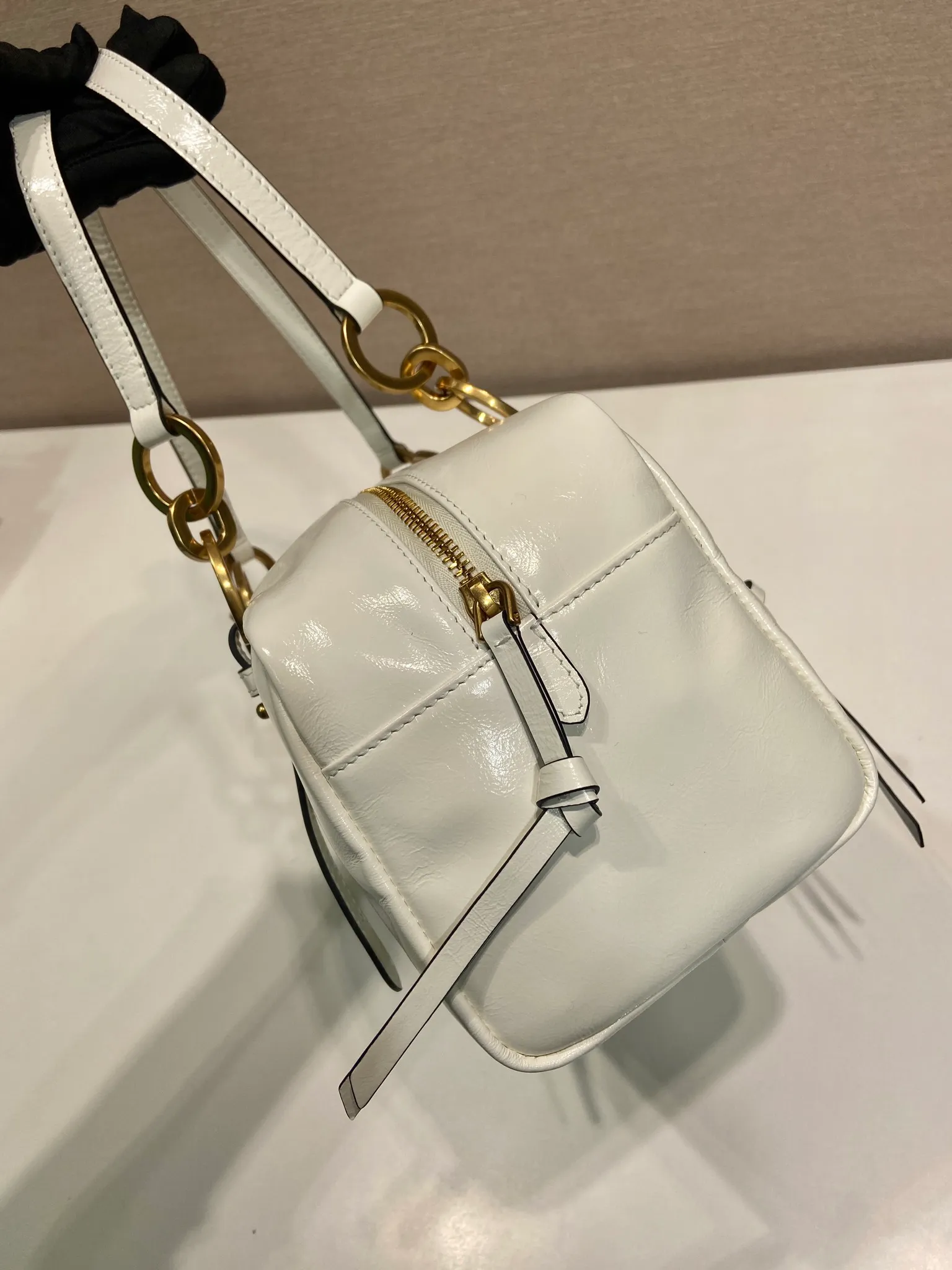 💰1700🎉New oil wax leather🎉1BB138 large🎉🎉 This shoulder bag is reinterpreted with soft oil wax leather design, retro metal hardware and zipper pockets with archive elements, highlighting the retro charm. It can be carried on the shoulder or in the hand, has a large capacity, and the upper body effect is very fashionable and versatile. Another popular style that never goes out of style, beauties 😘 hurry up and get it🎉🎉 Length 30x height 14x base 13.5cm🎉🎉🎉💰💰💰