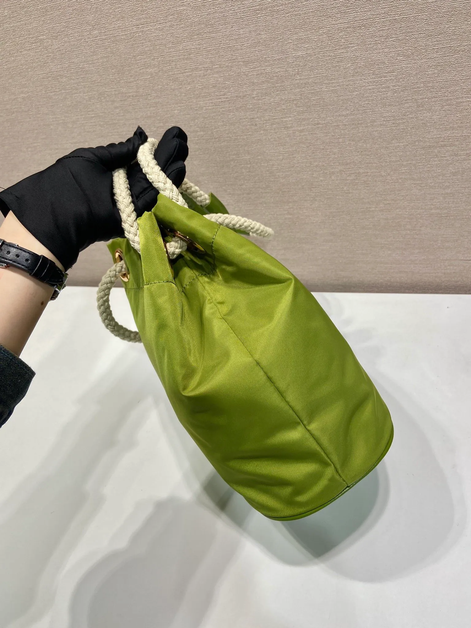 💰1120🎉New Bucket Bag🎉1BE082 Catwalk Style🎉🎉 This Re-Nylon handbag is designed with nylon fabric and calfskin. Unique combinations add a charming touch. The sliding rope handle highlights the versatility of this bag, making it easy to carry by hand or shoulder/crossbody, and features top-quality hardware. It has a large capacity and is very casual and fashionable. It is also a popular style that will never go out of style. Baby, hurry up and get it🎉🎉 Length 23.5x Height 28x Bottom 16.5cm🎉🎉
