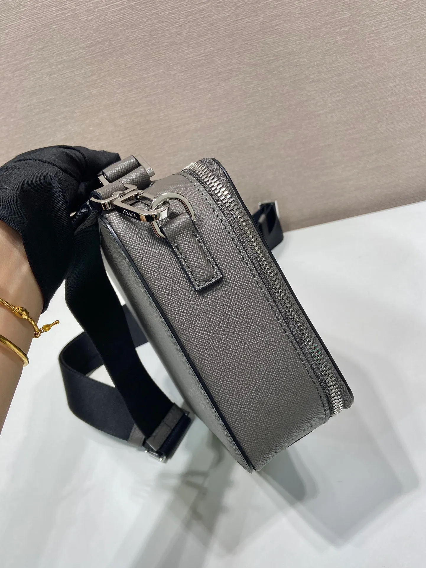 💰1640🎉Upgrade Board🎉2VH069 Cork Beige🎉🎉 This Brique handbag is made of Saffiano leather, and its simple lines highlight a striking style. The iconic Saffiano leather material is synonymous with luxury and a status symbol of traditional Italian leather goods manufacturing craftsmanship. This handbag has an elegant design, equipped with handles and a detachable long nylon shoulder strap, which is more simple and elegant. Get it now🎉🎉 Length 22x Height 16x Bottom 6cm