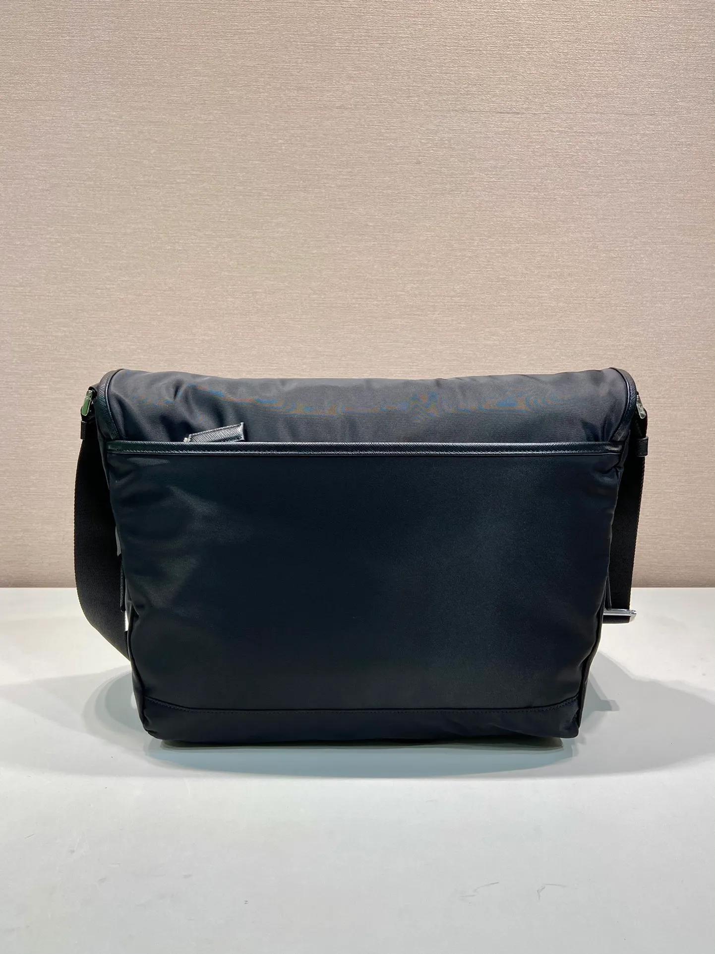 💰1320🎉New messenger bag🎉🎉2VD052A large size🎉🎉 This messenger bag is designed with Re-Nylon recycled nylon fabric, with contrasting calfskin, flap and snap closure, three external zipper pockets, internal zipper pocket and patch pocket. It has a large capacity and is a hit that will never go out of style. Handsome guys, hurry up and get in🎉🎉 Length 30x Height 27.5x Bottom 14.5cm🎉🎉🎉🍊🍊🍊