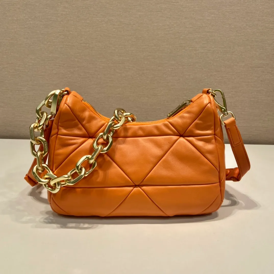 💰1700🎉New style🎉1BD158🎉🎉 This System nappa leather shoulder bag is decorated with a triangular pattern created with gorgeous stitching, highlighting the brand's craftsmanship. The chain handle evokes the association of jewelry and is detachable. The metal lettering logo on the front is outlined with the iconic triangular stitching, and the brand style is immediately visible. Can be carried by hand/shoulder strap/cross-body, highly functional👍If you like babies, hurry up and get it🎉🎉 Length 25 height 18x ​​base 7cm🎉🎉🎉👏👏👏