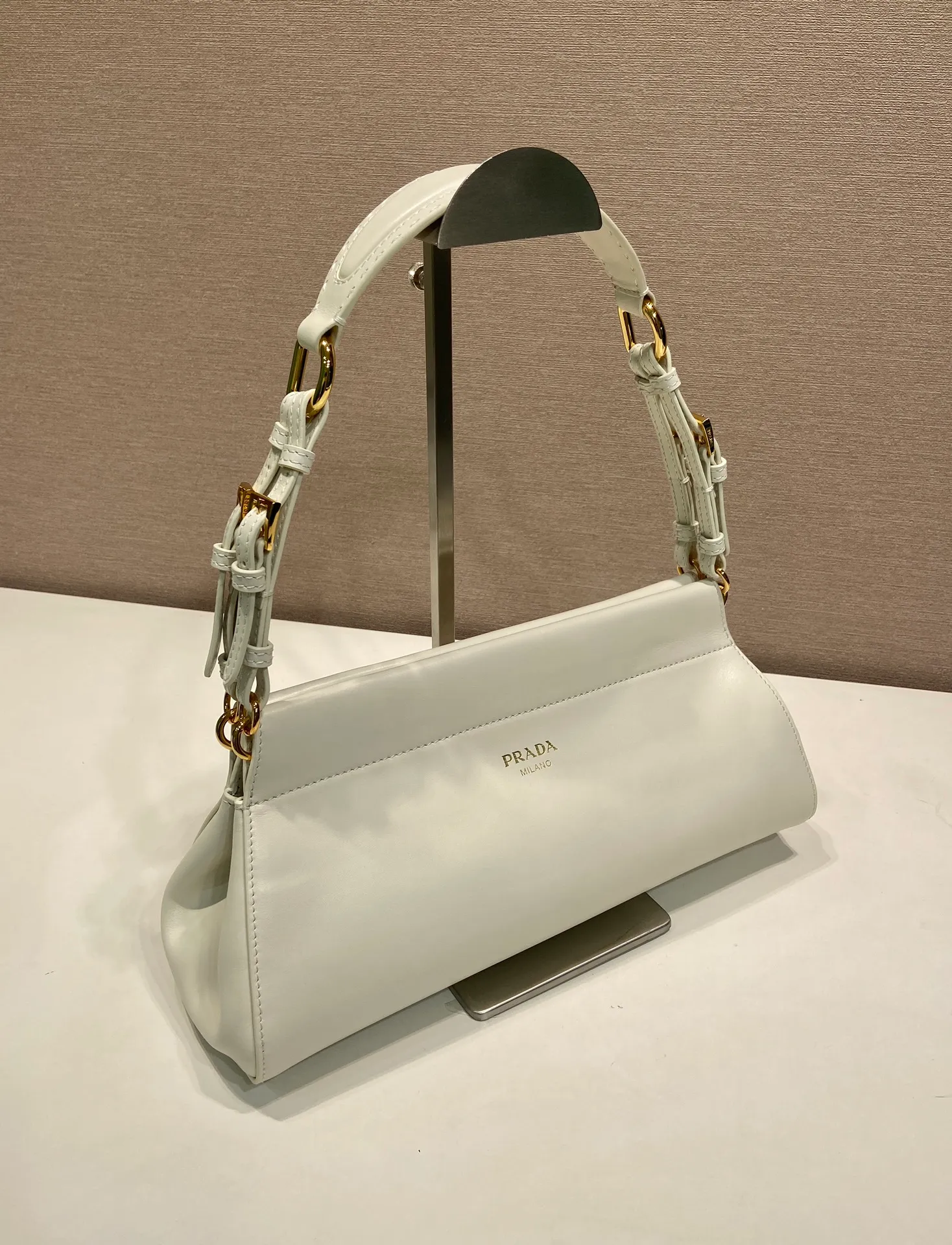 💰1640🎉New🎉1BC262🎉🎉 The Enchaîné bag features a retro-charming silhouette reinterpreted with a practical and modern structure. Classically feminine shapes are enriched by soft silhouettes and emphasized by the distressed treatment of leather, which is obtained through innovative craftsmanship techniques. The handle adds a diverse element to the design, highlighting practicality and elegance. Detachable leather handle - metal accessories - engraved logo on the front - with zipper pocket, another timeless and popular item, get your hands on it now 🎉🎉 Length 32.5x Height 15.5x Bottom 11cm🎉🎉