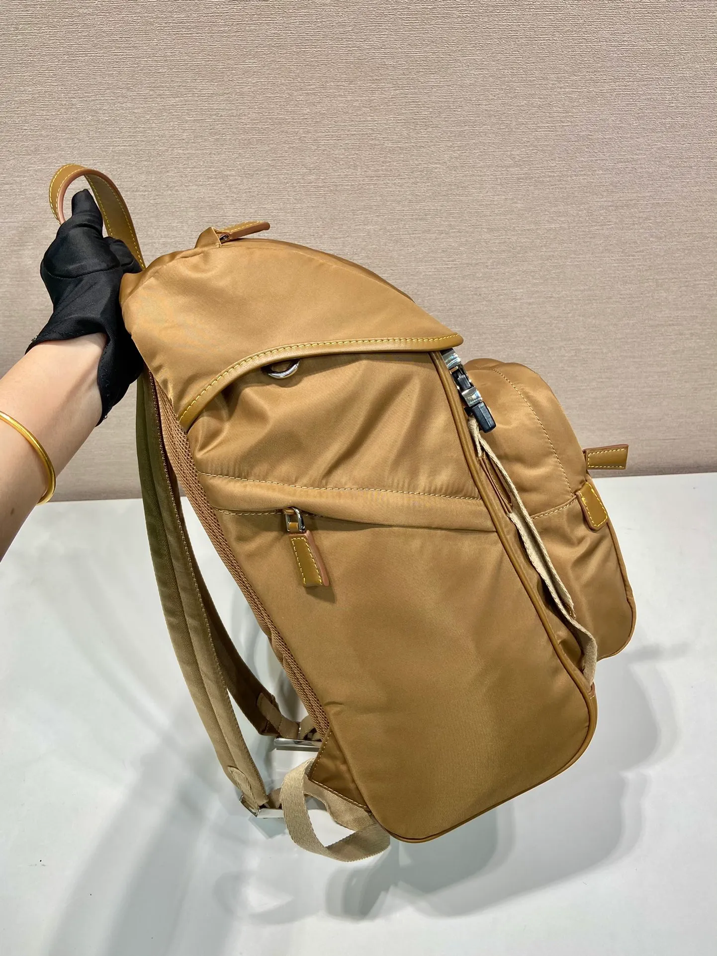 💰1460🎉New double shoulder straps🎉2VZ135 new color🎉🎉 This nylon backpack is decorated with contrasting calfskin trim, using creativity and technology to create a unique style. Multiple pockets and a technical padded back are design features. A new style among classics, fashionable and elegant👍👍Another classic that will never go out of style👏👏Length 27x Height 45x Bottom 17cm👏👏👏💰💰💰