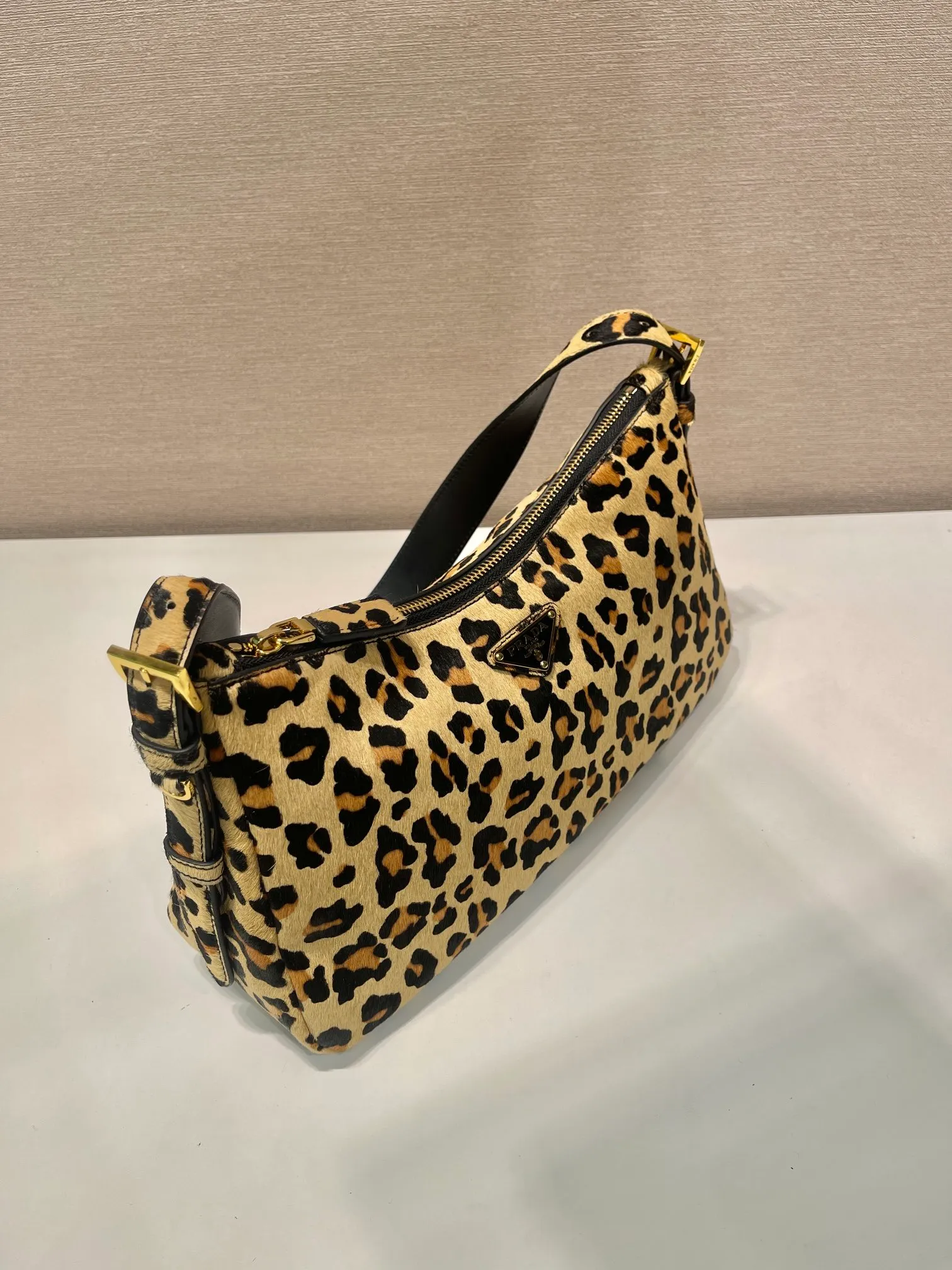💰1460🎉New Aimee underarm bag🎉1BC229 leopard print🎉🎉 This Hobo underarm bag has a simple design, using leopard print to add personality. It has a metal triangular enamel logo on the front and a detachable leopard print shoulder strap. It is practical, lightweight and has a large capacity. It is high-end and versatile, and another fashion hit. Hurry up and get it, it’s so beautiful👏👏 Length 31x Height 18x ​​Bottom 10cm