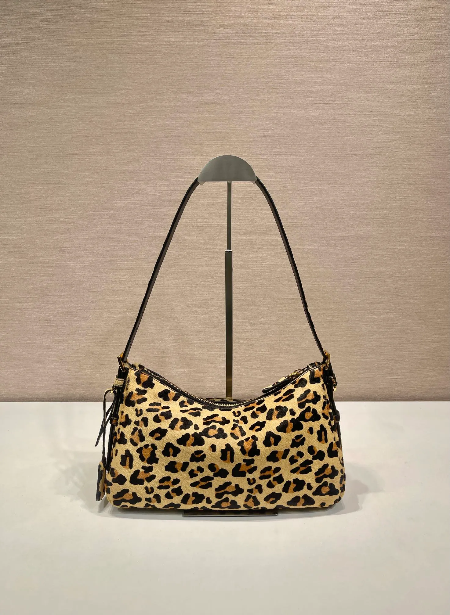 💰1460🎉New Aimee underarm bag🎉1BC229 leopard print🎉🎉 This Hobo underarm bag has a simple design, using leopard print to add personality. It has a metal triangular enamel logo on the front and a detachable leopard print shoulder strap. It is practical, lightweight and has a large capacity. It is high-end and versatile, and another fashion hit. Hurry up and get it, it’s so beautiful👏👏 Length 31x Height 18x ​​Bottom 10cm