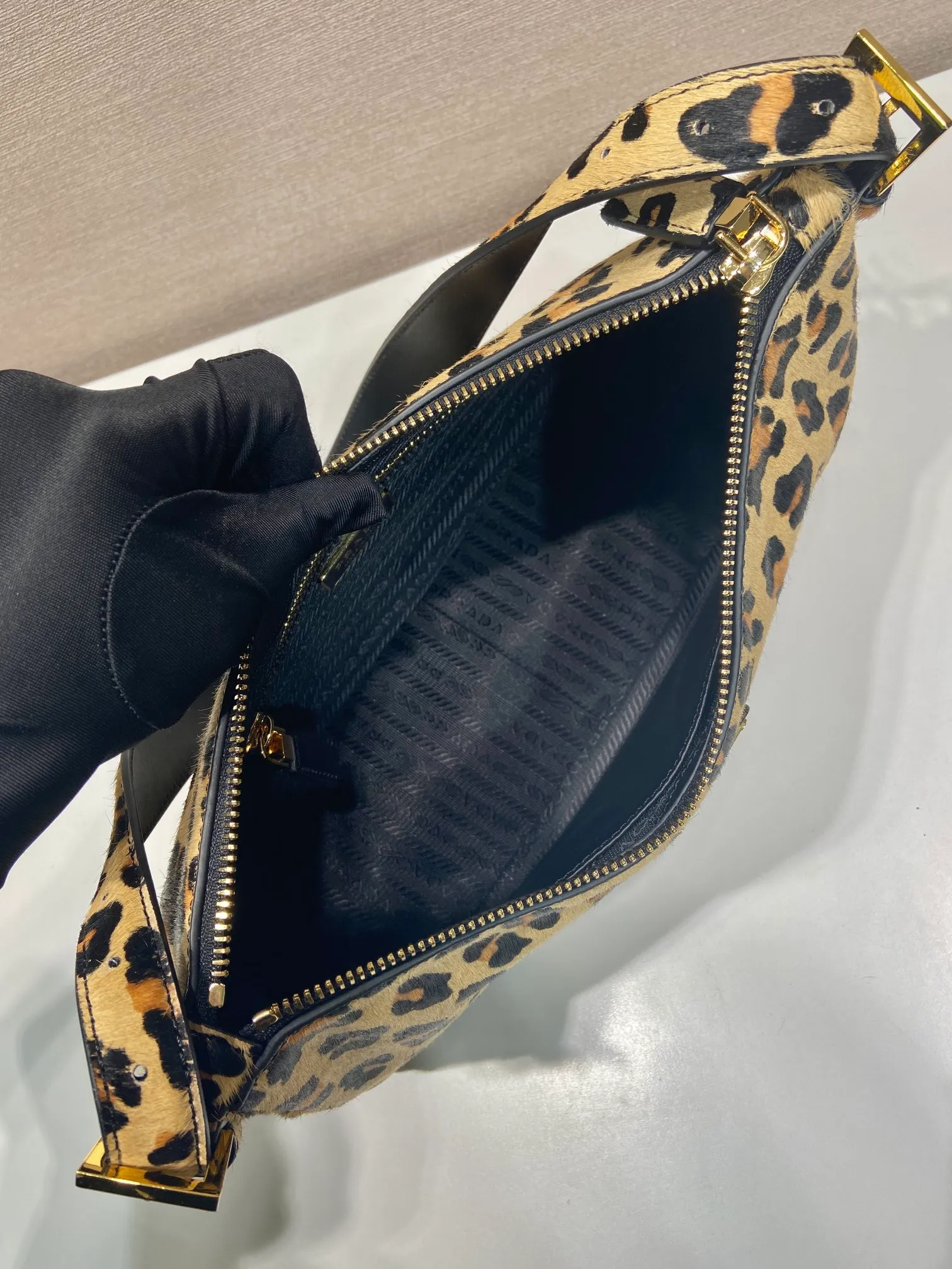 💰1460🎉New Aimee underarm bag🎉1BC229 leopard print🎉🎉 This Hobo underarm bag has a simple design, using leopard print to add personality. It has a metal triangular enamel logo on the front and a detachable leopard print shoulder strap. It is practical, lightweight and has a large capacity. It is high-end and versatile, and another fashion hit. Hurry up and get it, it’s so beautiful👏👏 Length 31x Height 18x ​​Bottom 10cm