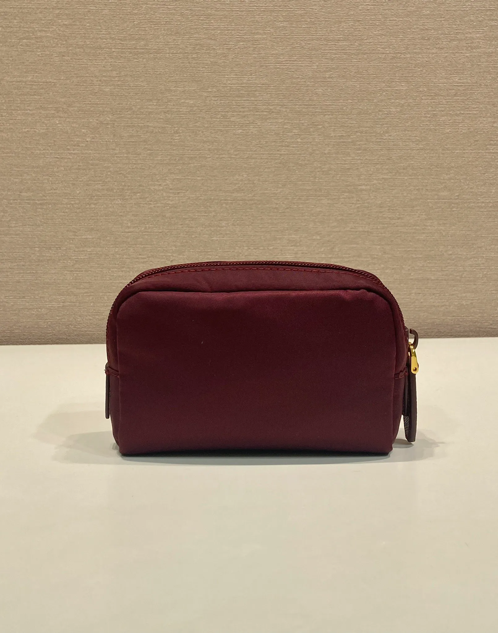 💰280🎉Small clutch🎉1NA339/K gold new product🎉🎉 This clutch is made of innovative Prada Re-Nylon regenerated nylon. The bag has a zipper design, the inner pocket is equipped with a zipper pocket, top-grade hardware, large capacity space, cards/car keys🔑/lipstick💄/all no problem, babies, the little handbag you have been longing for has arrived👏👏 Length 12x Height 8x Bottom 3.5cm🎉🎉🎉👏👏👏