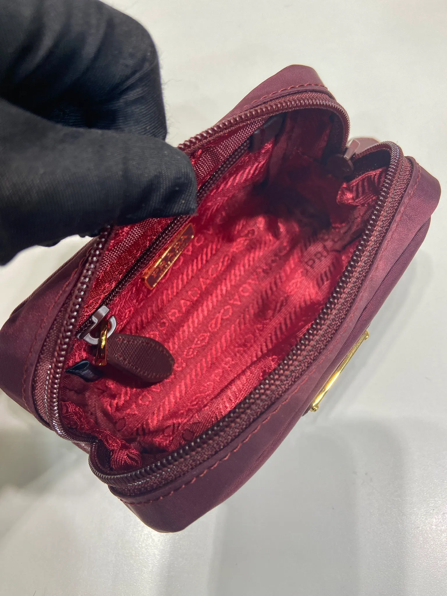 💰280🎉Small clutch🎉1NA339/K gold new product🎉🎉 This clutch is made of innovative Prada Re-Nylon regenerated nylon. The bag has a zipper design, the inner pocket is equipped with a zipper pocket, top-grade hardware, large capacity space, cards/car keys🔑/lipstick💄/all no problem, babies, the little handbag you have been longing for has arrived👏👏 Length 12x Height 8x Bottom 3.5cm🎉🎉🎉👏👏👏