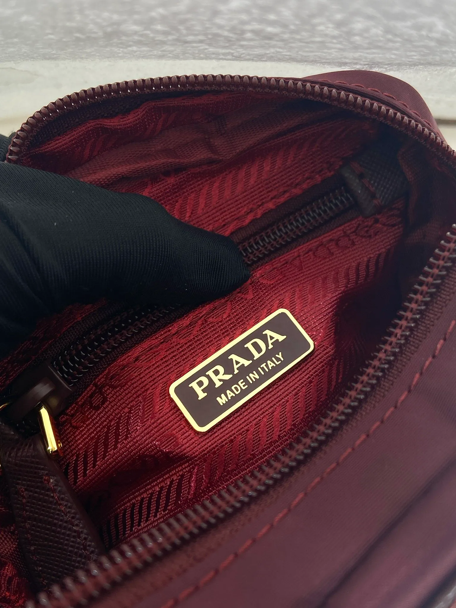 💰280🎉Small clutch🎉1NA339/K gold new product🎉🎉 This clutch is made of innovative Prada Re-Nylon regenerated nylon. The bag has a zipper design, the inner pocket is equipped with a zipper pocket, top-grade hardware, large capacity space, cards/car keys🔑/lipstick💄/all no problem, babies, the little handbag you have been longing for has arrived👏👏 Length 12x Height 8x Bottom 3.5cm🎉🎉🎉👏👏👏