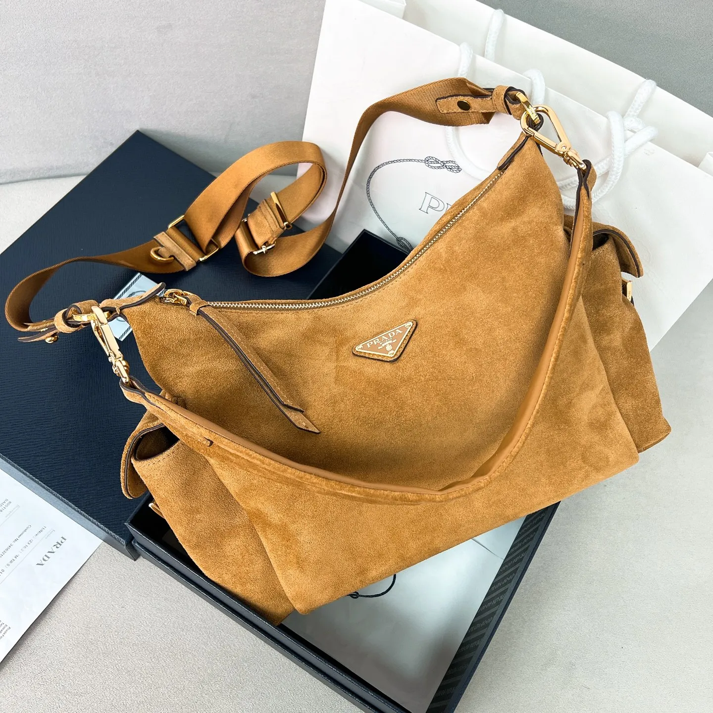 💰1520 ✨New product debut✨2025 new popular Explore handbag large size 1BC264, super versatile, good-looking, fashionable and trendy people must buy it! Not only practical, lightweight, but also good-looking, with super large capacity. Triangle brand signature + imported suede. Lightweight and practical design combines sports and versatile elements. Equipped with two detachable and adjustable webbing straps. The fluffy and soft shape goes well with clothes. The multi-pocket design meets the functional needs of traveling and commuting. It is simply great👏... Unisex style for both men and women🉑️ Size: 32*22*11.5cm Cinnamon color