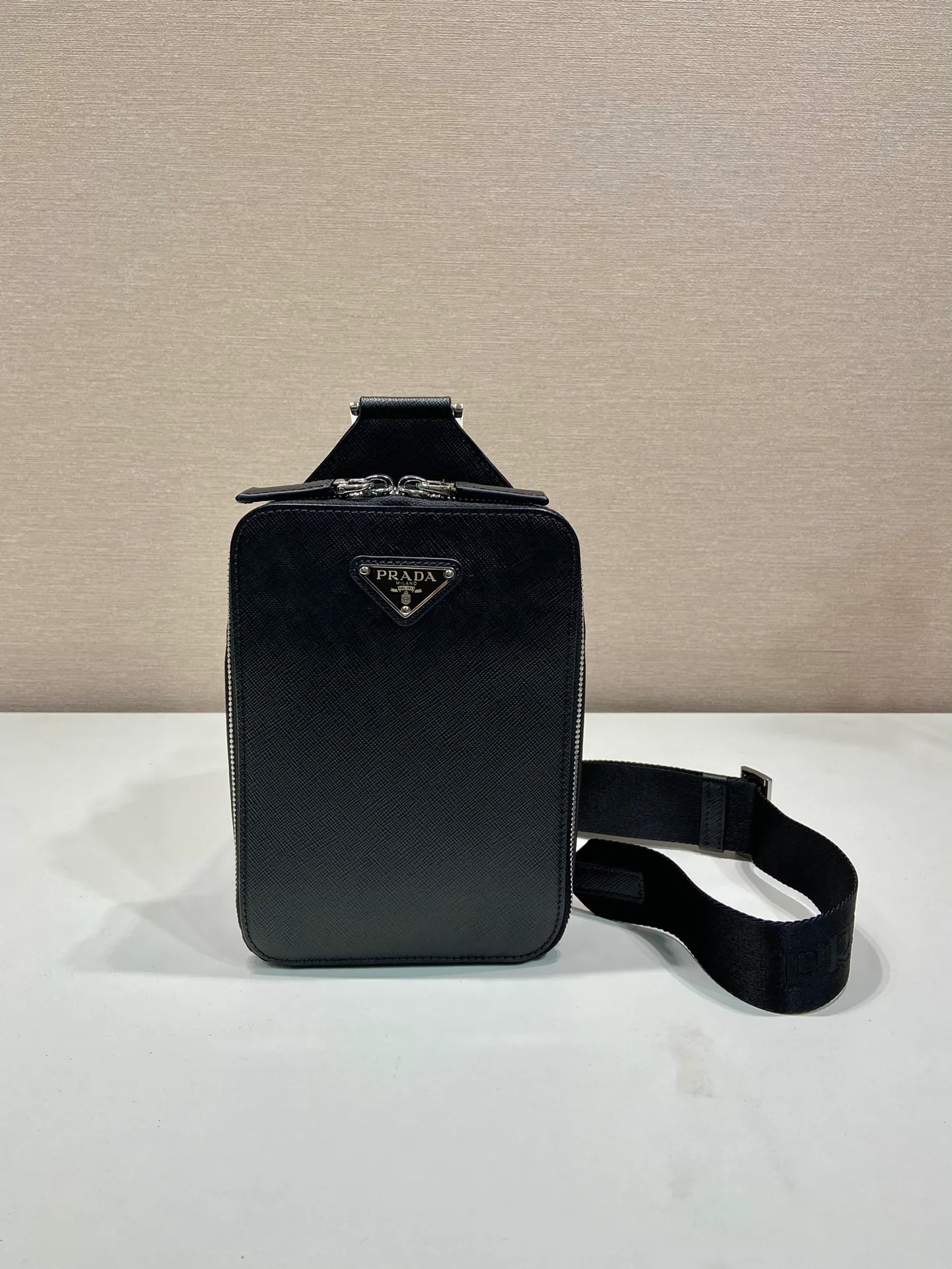 💰1120🎉New chest bag🎉2VZ106 chest bag🎉🎉 This chest bag is made of imported cross-grain cowhide, with a two-way zipper design, equipped with woven adjustable fabric shoulder straps, and a mouth rest in the inner compartment. The upper body effect is very cool and close-fitting👏👏Another popular style that will never go out of style🎉🎉 Length 14x height 20x bottom 5cm🎉🎉🎉👏👏👏