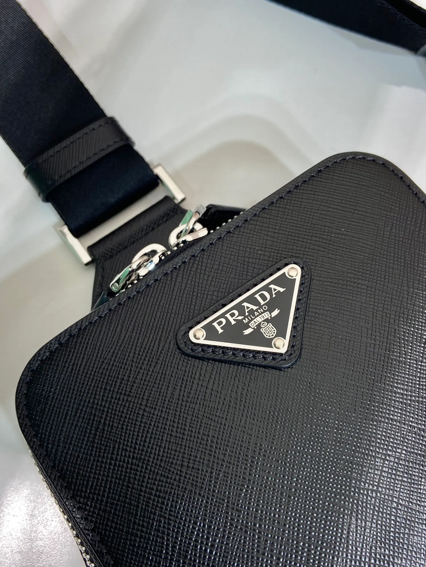 💰1120🎉New chest bag🎉2VZ106 chest bag🎉🎉 This chest bag is made of imported cross-grain cowhide, with a two-way zipper design, equipped with woven adjustable fabric shoulder straps, and a mouth rest in the inner compartment. The upper body effect is very cool and close-fitting👏👏Another popular style that will never go out of style🎉🎉 Length 14x height 20x bottom 5cm🎉🎉🎉👏👏👏