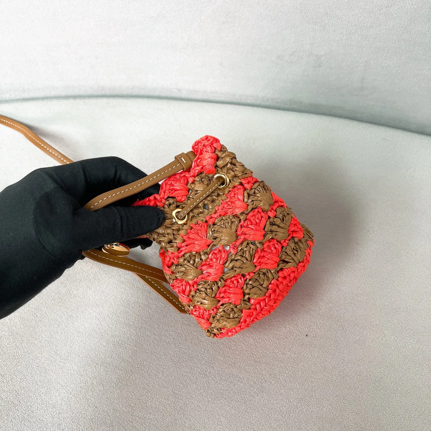 💰900✨New product launch✨2025 new raffia small lucky bag 1NR016 is made of raffia material and is equipped with a golden metal logo and a circular logo. The overall bag body is very cute and lightweight. The style is elegant and outstanding. It shows the charm of summer. A handbag that perfectly combines classic heritage and the trend of the times. A must-have for fairies. Size 9.5*9*6cm