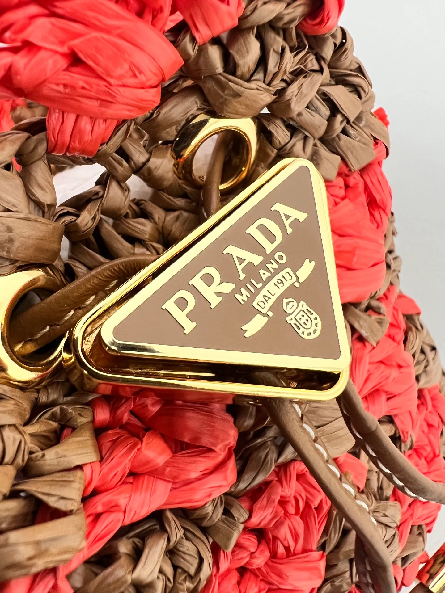 💰900✨New product launch✨2025 new raffia small lucky bag 1NR016 is made of raffia material and is equipped with a golden metal logo and a circular logo. The overall bag body is very cute and lightweight. The style is elegant and outstanding. It shows the charm of summer. A handbag that perfectly combines classic heritage and the trend of the times. A must-have for fairies. Size 9.5*9*6cm