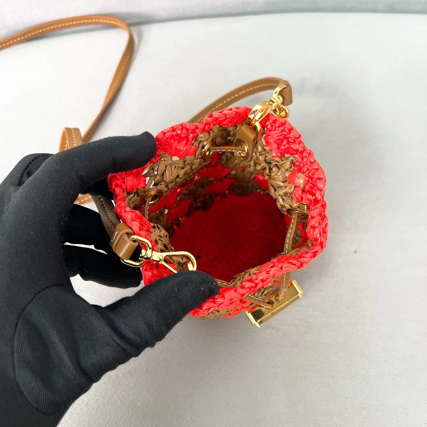 💰900✨New product launch✨2025 new raffia small lucky bag 1NR016 is made of raffia material and is equipped with a golden metal logo and a circular logo. The overall bag body is very cute and lightweight. The style is elegant and outstanding. It shows the charm of summer. A handbag that perfectly combines classic heritage and the trend of the times. A must-have for fairies. Size 9.5*9*6cm