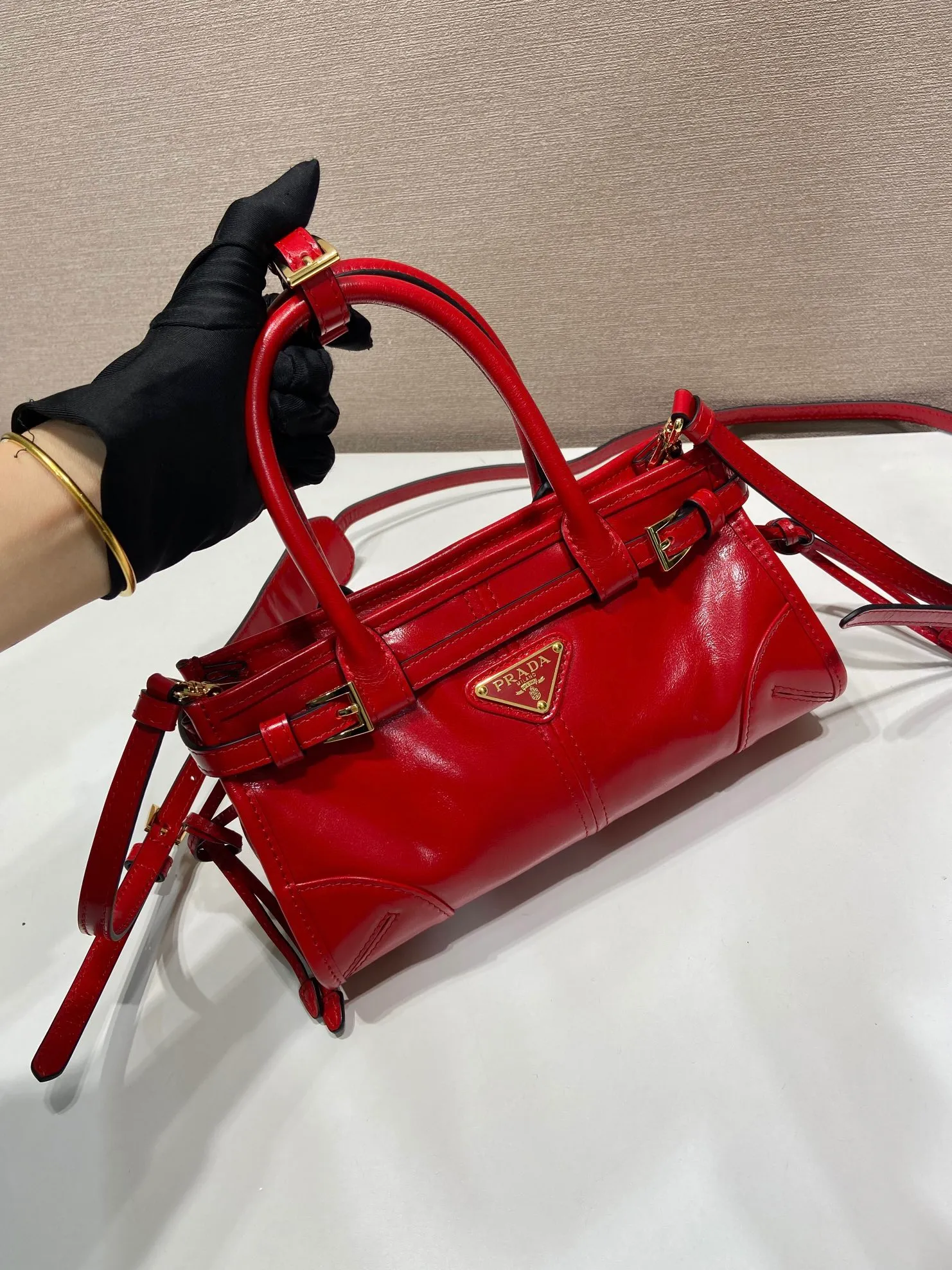 💰1500🎉Softlux oil wax skin🎉1BA486 mini size🎉🎉 This mini hand-held crossbody bag is made of imported waxed leather. The shiny color exudes a classic atmosphere. It is equipped with a detachable and adjustable long shoulder strap. It can be worn cross-body, hand-held or shoulder strap to meet all carrying methods. It has a very large capacity and is easy to use. It is definitely a must-have for fashionistas. It is small in size and is really cute. Hurry up and take this retro style handbag home! Length 23.5 Height 12x Bottom 9cm🎉🎉🎉👏👏👏