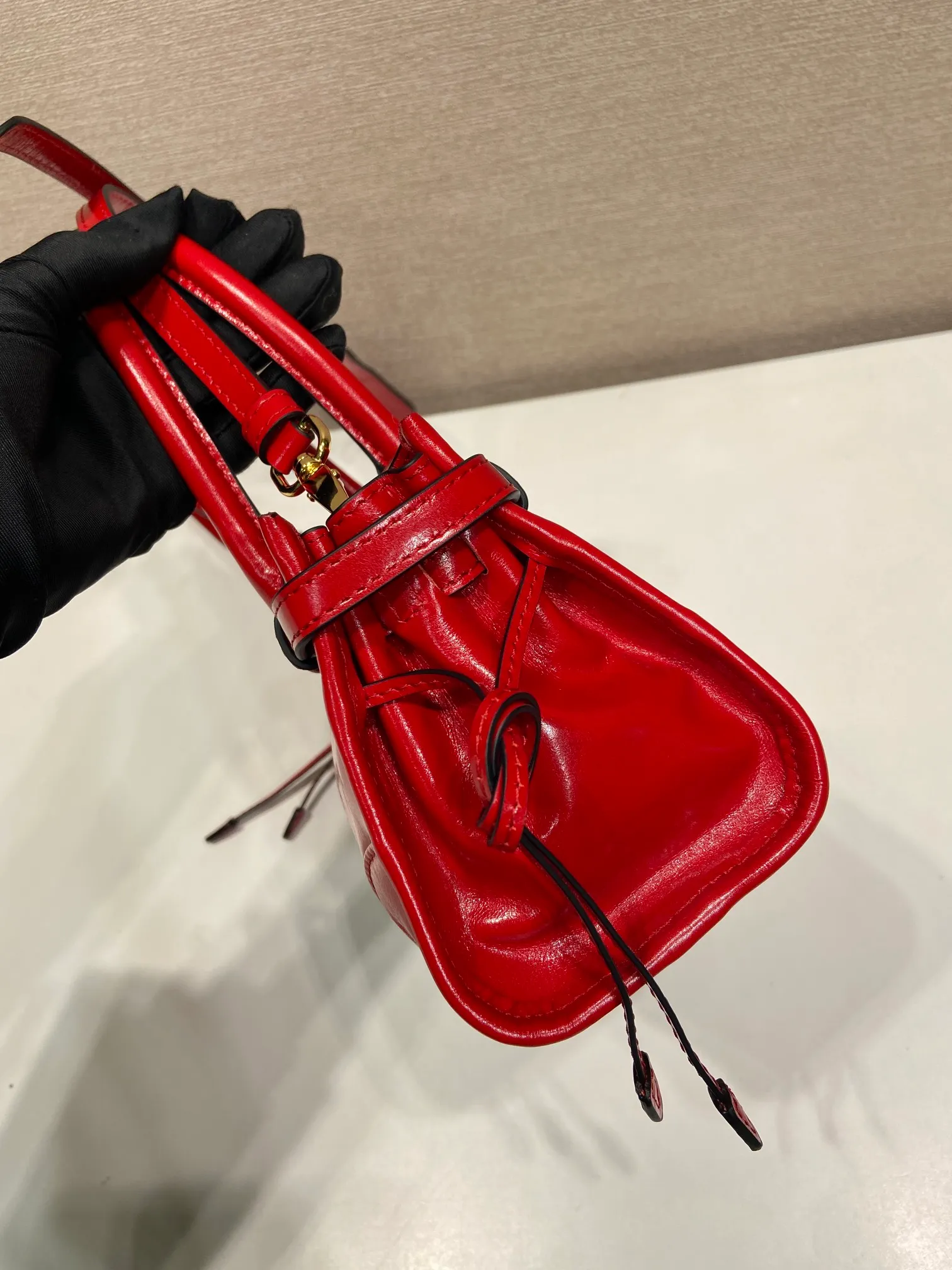 💰1500🎉Softlux oil wax skin🎉1BA486 mini size🎉🎉 This mini hand-held crossbody bag is made of imported waxed leather. The shiny color exudes a classic atmosphere. It is equipped with a detachable and adjustable long shoulder strap. It can be worn cross-body, hand-held or shoulder strap to meet all carrying methods. It has a very large capacity and is easy to use. It is definitely a must-have for fashionistas. It is small in size and is really cute. Hurry up and take this retro style handbag home! Length 23.5 Height 12x Bottom 9cm🎉🎉🎉👏👏👏