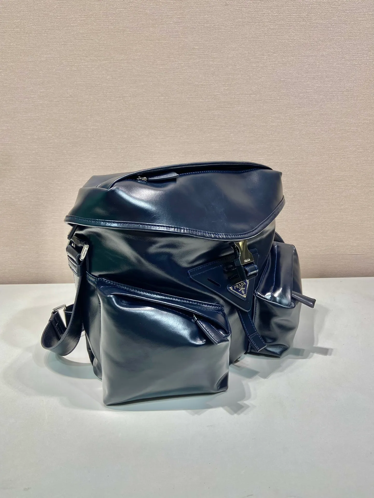 💰1900🎉New men's bag🎉2VD062 oil wax leather🎉🎉 This cross-body bag is made of imported oil wax leather and top-grade hardware. Designed with 2 utility pockets on the front, flap buckle, and long adjustable shoulder straps. Large capacity space and many compartments. It is practical and elegant, hurry up and get it, it is another popular style that will never go out of style🎉🎉 Length 29x Height 23x Bottom 15cm🎉🎉🎉👏👏👏