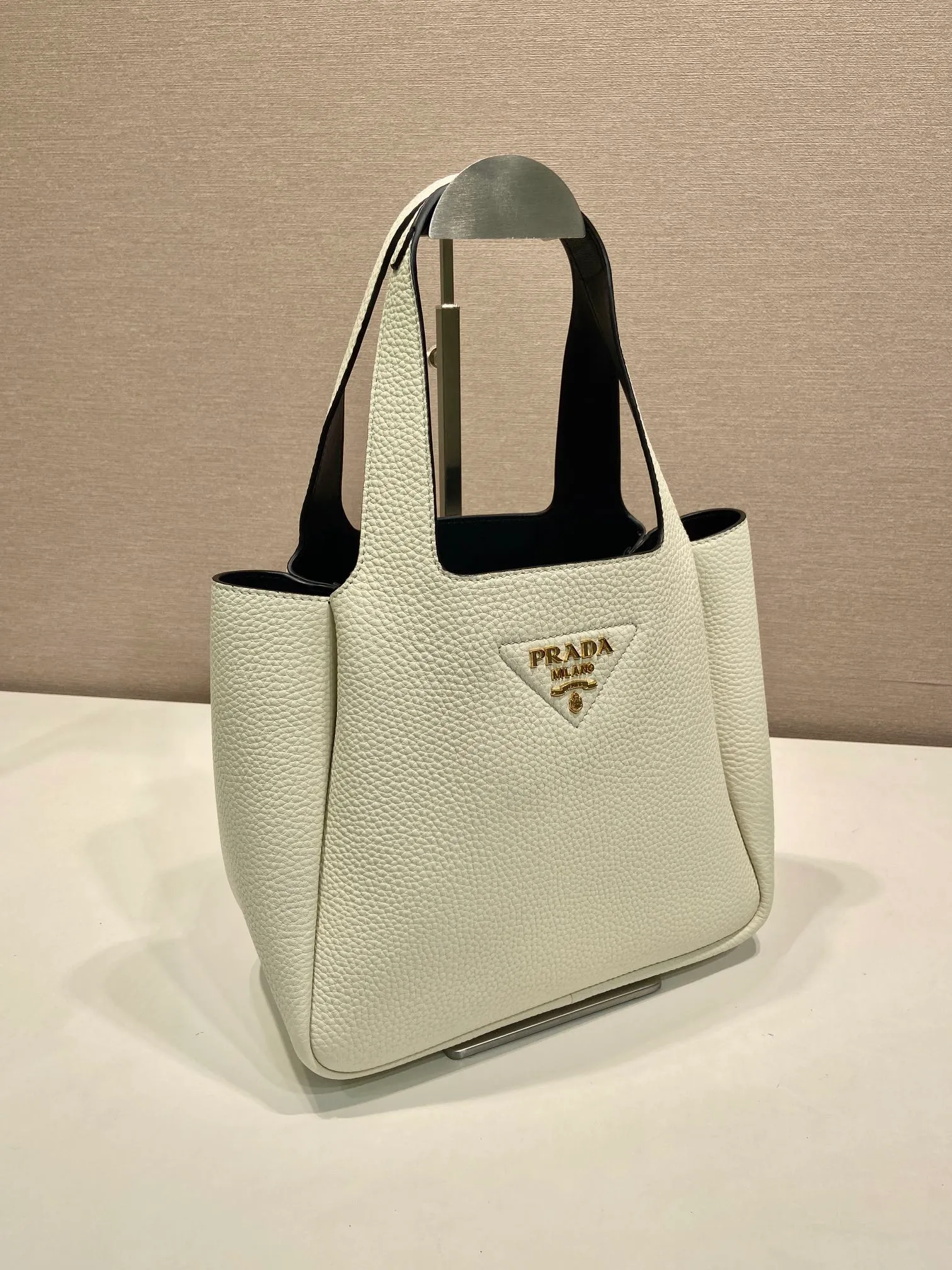 💰1700 ✨New Bucket Bag✨1BG335😘The latest vegetable basket😘😘 Made of soft and delicate calfskin vegetable basket tote underarm bag, with imported sheepskin inside, top-grade white lace hardware, the overall feel is very soft/lightweight😘😘There are many compartments, it can be carried by hand or used as an under-the-hood bag, and it can be matched with different clothes. So beautiful😘😘Hurry up and get it🙊 Length 25x height 21.5x base 14cm👏👏👏💰💰