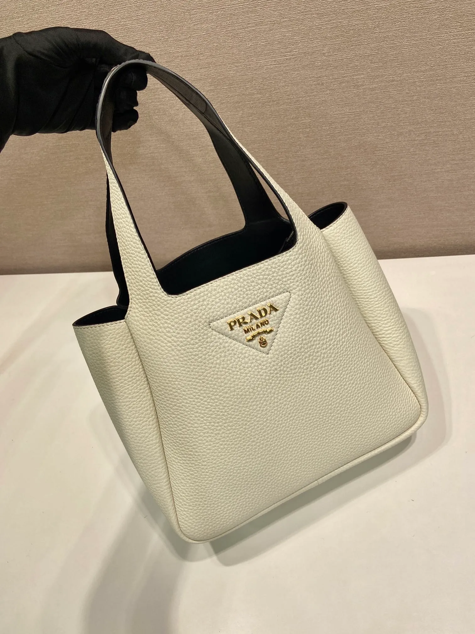 💰1700 ✨New Bucket Bag✨1BG335😘The latest vegetable basket😘😘 Made of soft and delicate calfskin vegetable basket tote underarm bag, with imported sheepskin inside, top-grade white lace hardware, the overall feel is very soft/lightweight😘😘There are many compartments, it can be carried by hand or used as an under-the-hood bag, and it can be matched with different clothes. So beautiful😘😘Hurry up and get it🙊 Length 25x height 21.5x base 14cm👏👏👏💰💰