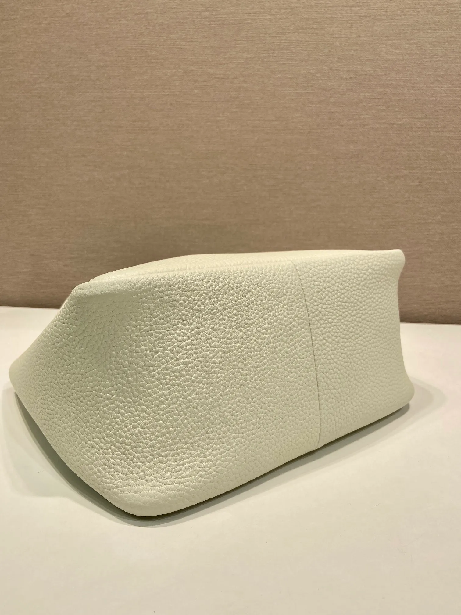 💰1700 ✨New Bucket Bag✨1BG335😘The latest vegetable basket😘😘 Made of soft and delicate calfskin vegetable basket tote underarm bag, with imported sheepskin inside, top-grade white lace hardware, the overall feel is very soft/lightweight😘😘There are many compartments, it can be carried by hand or used as an under-the-hood bag, and it can be matched with different clothes. So beautiful😘😘Hurry up and get it🙊 Length 25x height 21.5x base 14cm👏👏👏💰💰