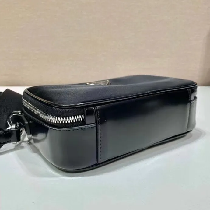 p720¥🎉New small messenger bag🎉2VH070/patent leather🎉🎉This modern handbag outlines simple lines and is equipped with a detachable and adjustable long woven shoulder strap😘The shoulder strap is equipped with a detachable small bag😘By Imported nylon fabric and glossy cowhide design, it looks classic and original temperament and modern fashion🎉🎉Large capacity, worth having, get it now🎉🎉Length 19x Height 12.5x Bottom 5.5cm🎉🎉🎉