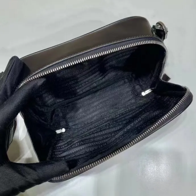 p720¥🎉New small messenger bag🎉2VH070/patent leather🎉🎉This modern handbag outlines simple lines and is equipped with a detachable and adjustable long woven shoulder strap😘The shoulder strap is equipped with a detachable small bag😘By Imported nylon fabric and glossy cowhide design, it looks classic and original temperament and modern fashion🎉🎉Large capacity, worth having, get it now🎉🎉Length 19x Height 12.5x Bottom 5.5cm🎉🎉🎉