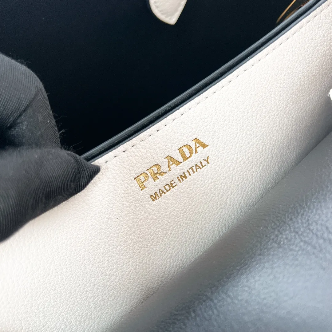💰2040✨New product launch✨2024 early spring new medium wide drawstring leather handbag 1Ba434 Newly designed leather belt with unique style makes the bag infinitely dynamic. Made of chic and noble lambskin. Elegant and simple body design. Classic gold logo logo on the front. Equipped with adjustable shoulder straps, can be carried or worn cross-body. It has three compartments to meet exquisite storage needs. The perfect details are comparable to those of a brick cabinet. Super 5🌟 size: 32*23*11cm white