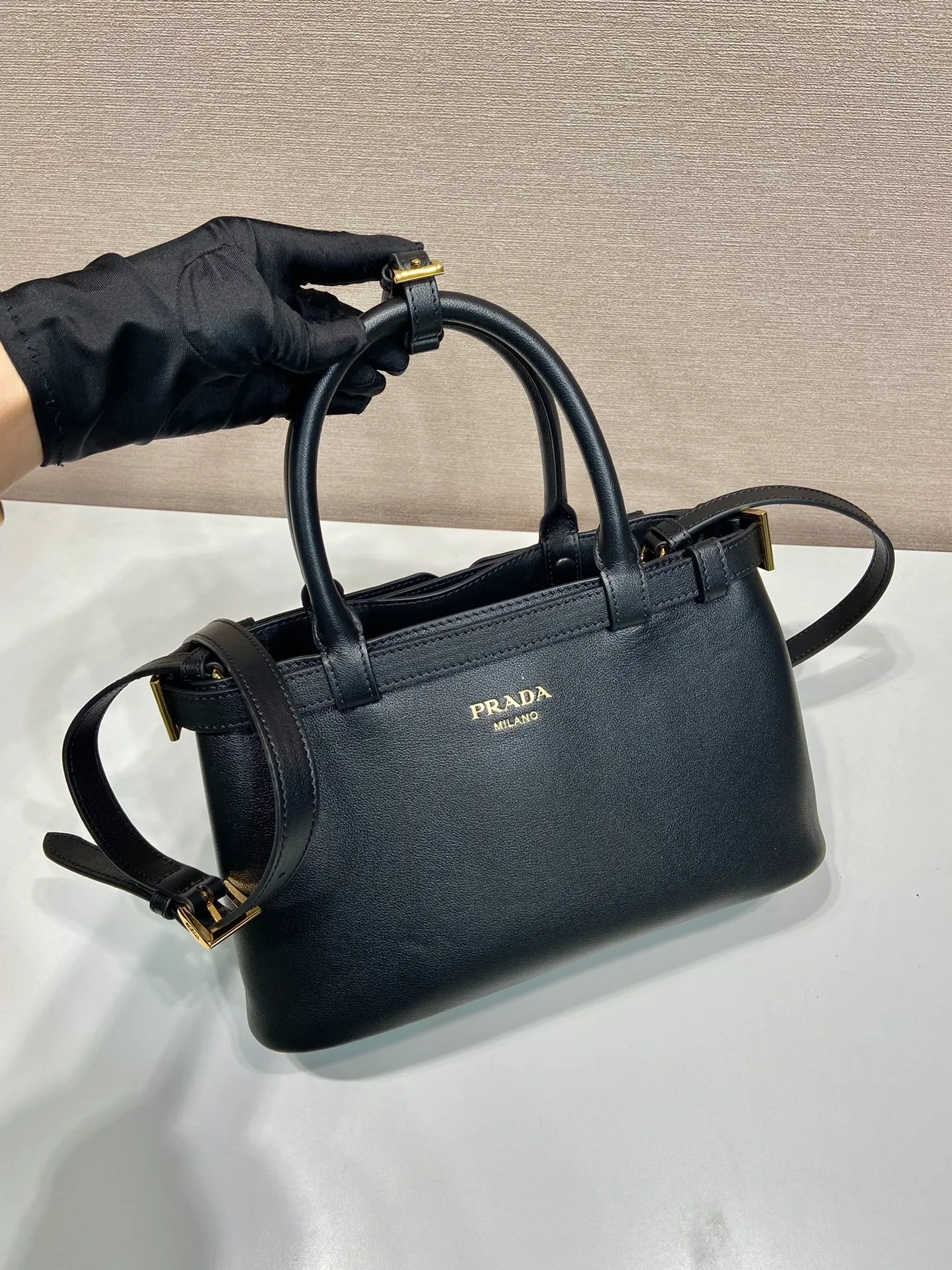💰1840🎉New product🎉1BA418 small size🎉🎉 This handbag is made of imported calfskin, with imported soft sheepskin interior. It has a three-compartment design and a detachable/adjustable long shoulder strap. It has a modern and simple style and incorporates exquisite and delicate details. Simple and elegant, fashionable and practical, it is an eternal hit. Baby, hurry up and get it🎉🎉 Length 28x height 18x ​​bottom 10.5cm🎉🎉🎉👏👏👏