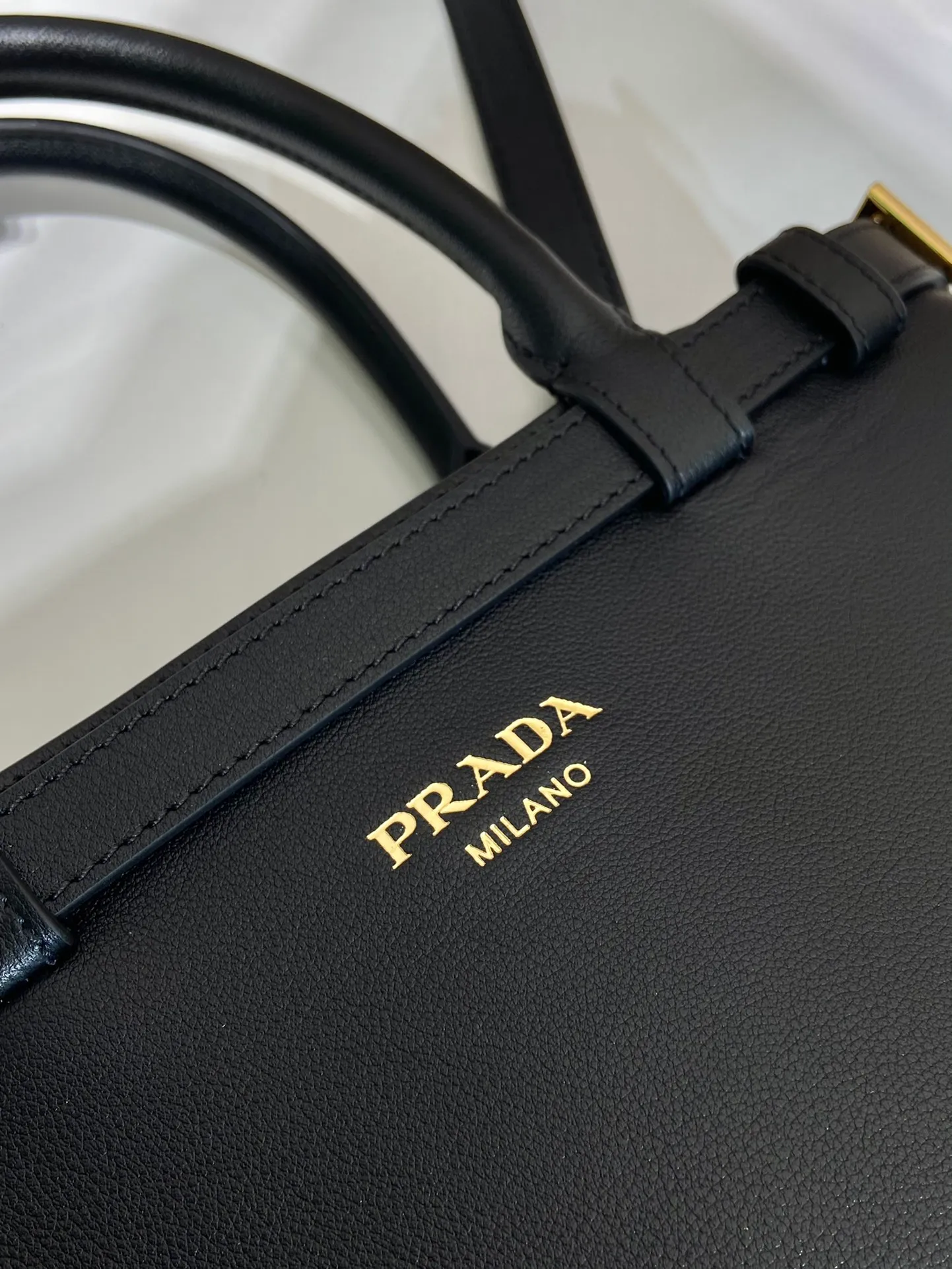 💰1840🎉New product🎉1BA418 small size🎉🎉 This handbag is made of imported calfskin, with imported soft sheepskin interior. It has a three-compartment design and a detachable/adjustable long shoulder strap. It has a modern and simple style and incorporates exquisite and delicate details. Simple and elegant, fashionable and practical, it is an eternal hit. Baby, hurry up and get it🎉🎉 Length 28x height 18x ​​bottom 10.5cm🎉🎉🎉👏👏👏