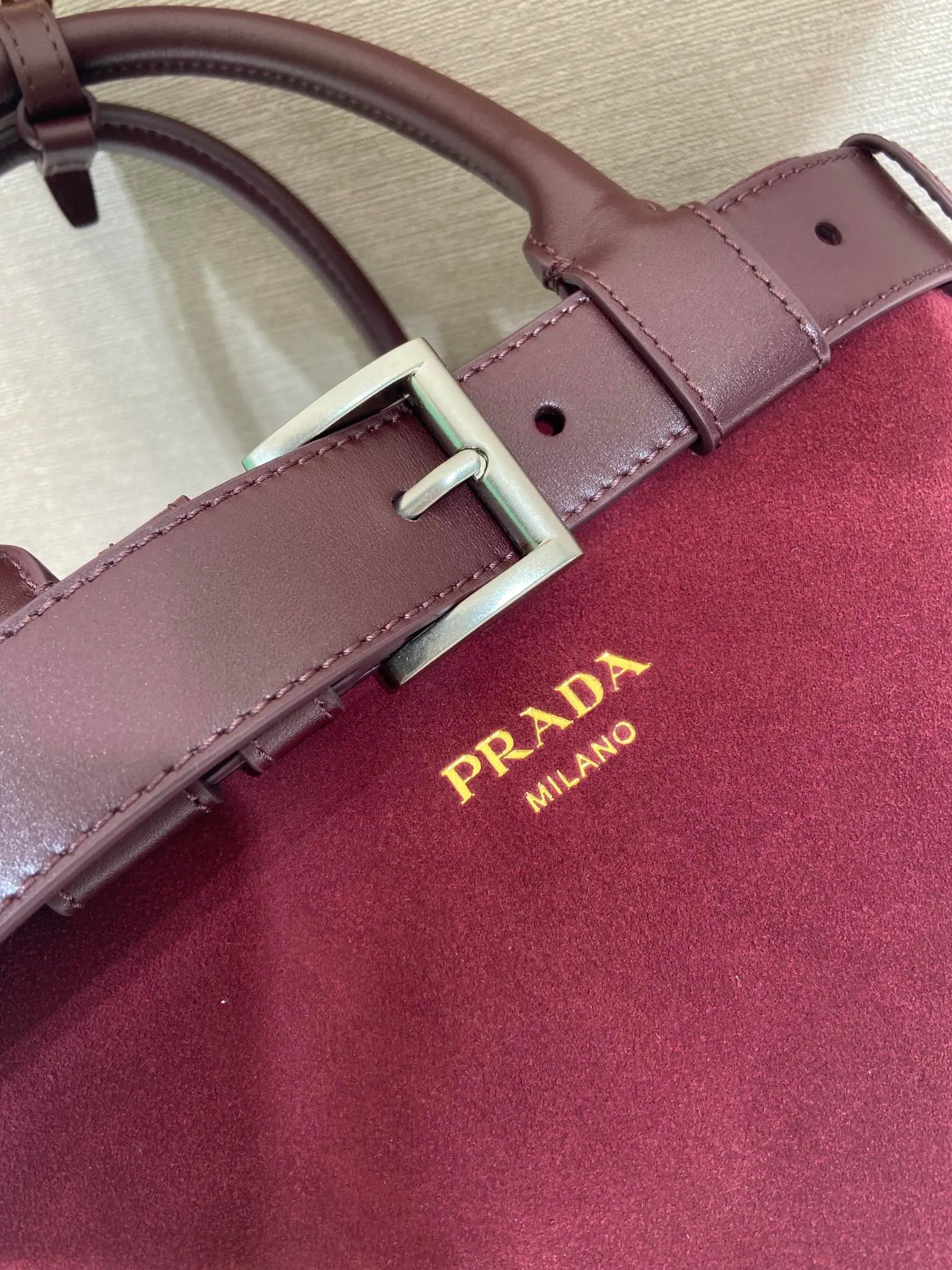 💰1760🎉New women's bag🎉1BA434 suede🎉🎉 This handheld women's bag is made of imported suede (nubuck leather) and imported sheepskin. Simple lines and exquisite elements interweave, interpreting the design aesthetic of both elegance and functionality. It not only embodies the modern and simple style, but also comes with replaceable straps and detachable and adjustable long shoulder straps, adding a unique personality embellishment to the entire look. Modern and versatile. Babies who like it, hurry up and get it🎉🎉 Length 32x Height 23x Bottom 11cm🎉🎉🎉👏👏👏