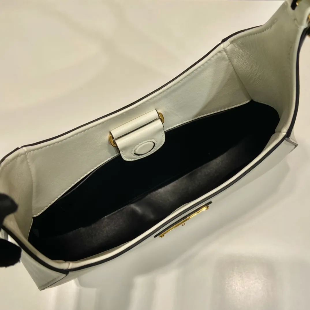 💰1500🎉New Cleo🎉1BC179 new armpit bag🎉🎉 This crossbody bag is made of imported calf bag with imported sheepskin inside. It is very stylish whether it is carried in the hand or on the shoulder, and the upper body effect is great. The capacity and practicality must be strong, the hand feel is soft, and it has a full sense of luxury. My favorite babies. Hurry up and get it. Size: length 27x height 19x bottom 5cm🎉🎉🎉👏👏👏