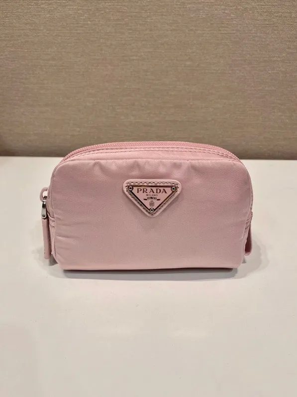 💰280🎉Small clutch🎉1NA339 new product🎉🎉 This clutch is made of innovative Prada Re-Nylon regenerated nylon. The bag has a zipper design, the inner bag is equipped with a zipper pocket, top-grade hardware, large capacity, cards/car keys🔑/lipstick💄/all no problem, babies, the little handbag you have been longing for has arrived👏👏 Length 12x Height 8x Bottom 3.5cm