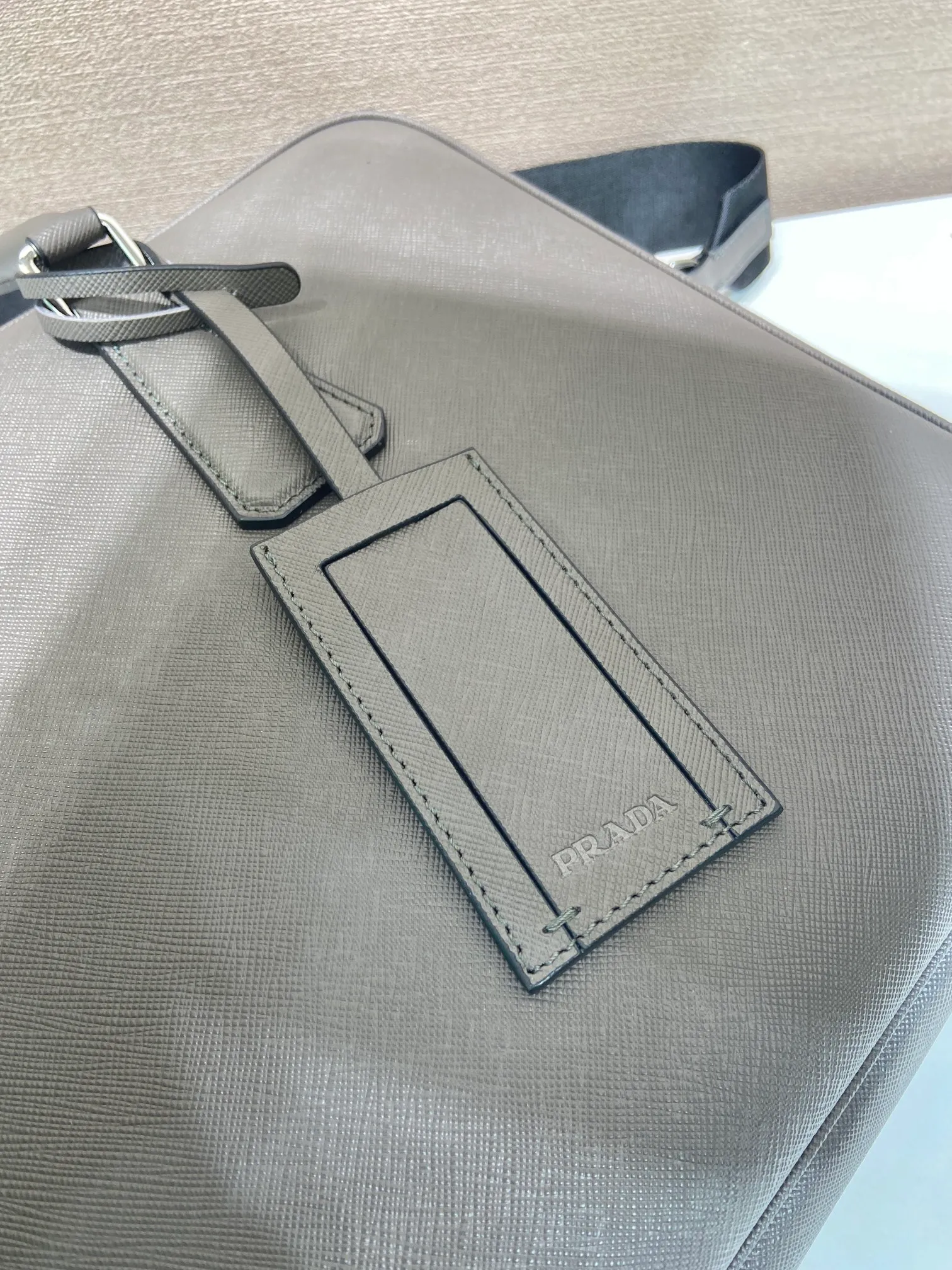💰2160🎉Double Layer Briefcase🎉🎉2VE022 New Color🎉 This elegant and sophisticated briefcase features two compartments, multiple interior pockets and a removable nylon shoulder strap for a functional structure. The body of the bag is made of brand Saffiano leather. It is simple and elegant, and it is a popular style that will never go out of style🎉🎉 Length 38x Height 28x Bottom 6.5cm🎉🎉🎉👏👏👏