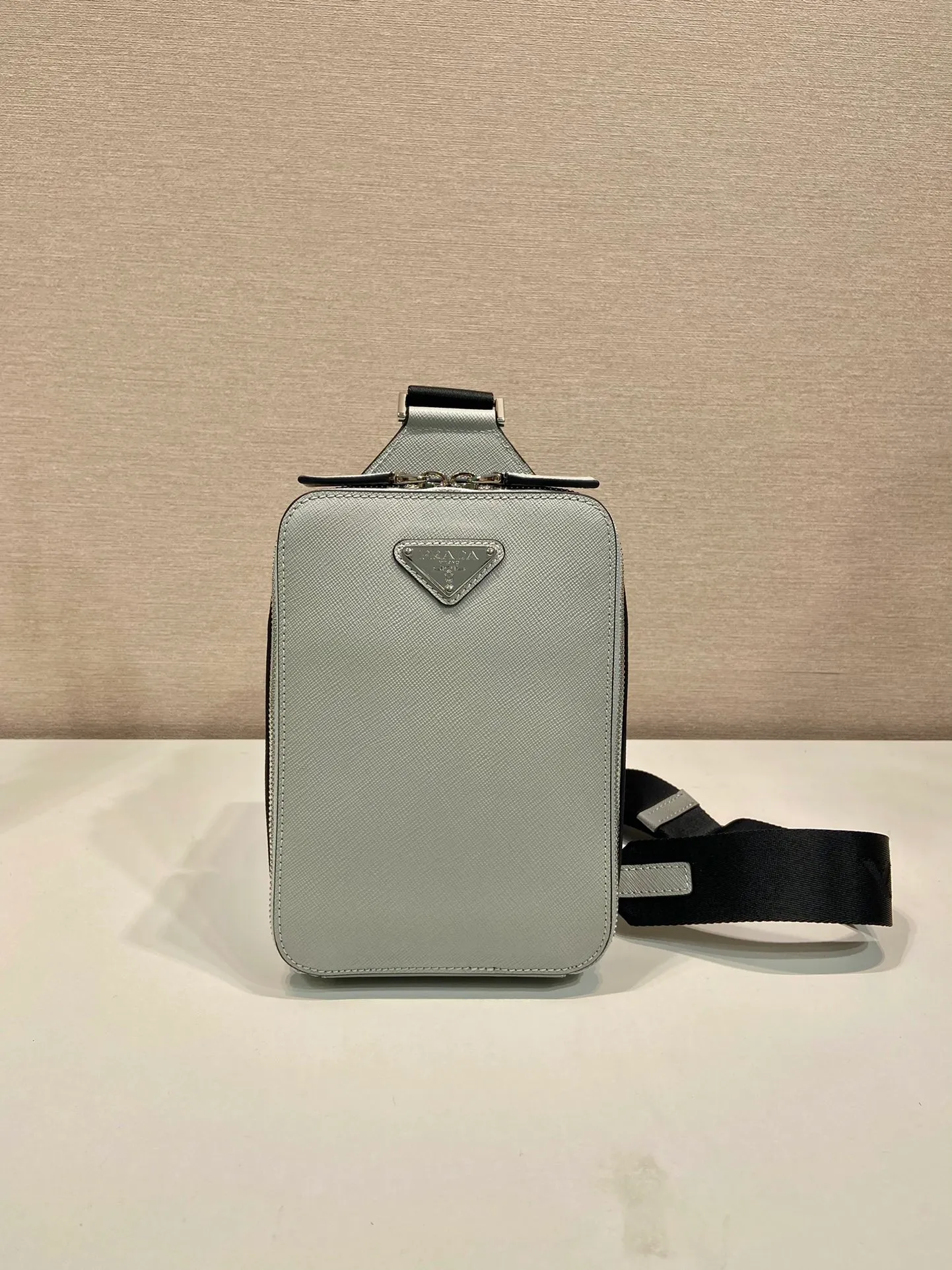 💰1120🎉New chest bag🎉2VZ106 chest bag new color🎉🎉 This chest bag is made of imported cross-grain cowhide, with a two-way zipper design, equipped with woven adjustable fabric shoulder straps, and the inner compartment has a mouth strap. The upper body effect is very cool and close-fitting👏👏Another popular style that will never go out of style🎉🎉 Length 14x height 20x bottom 5cm🎉🎉🎉👏👏👏