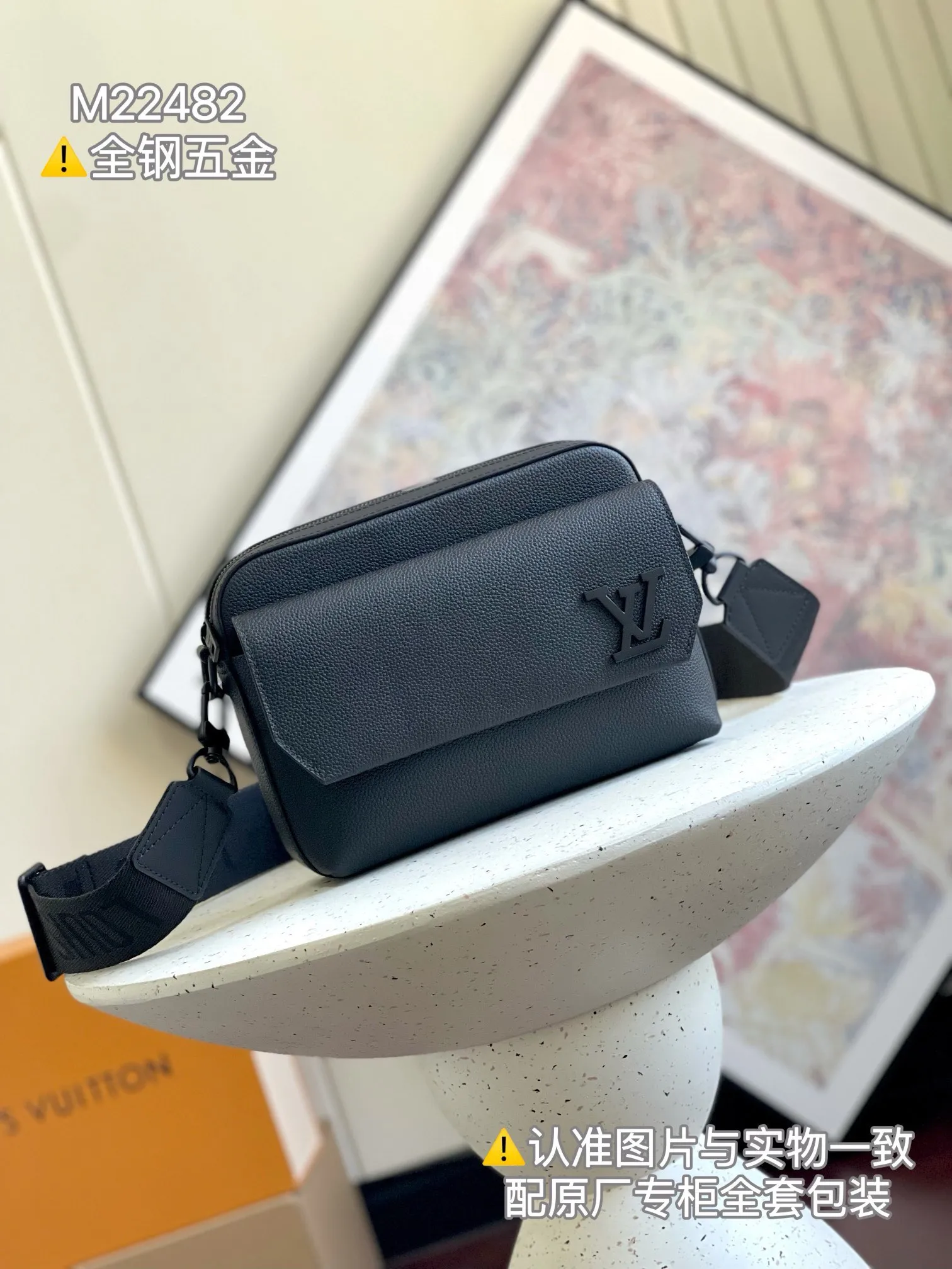 P¥1160👉nfc163C01 dynamic chip version👈 [100% MB special grade all-steel hardware A-grade black steel] This Fastline messenger bag is made of soft cow leather and has a close-fitting shape. It is equipped with a practical front pocket that can accommodate daily needs such as mobile phones, short wallets, notepads and headphones. The Louis Vuitton logo shoulder strap is adjustable or removable, allowing you to switch between shoulder and cross-body wear. Cow leather - Cow leather trim - Textile lining - Metal hardware - Metal LV lettering - Zipper closure - Front flap with magnetic buckle - Shoulder strap: removable and adjustable! ! Model: M22482; Size: 23.5x18x7CM