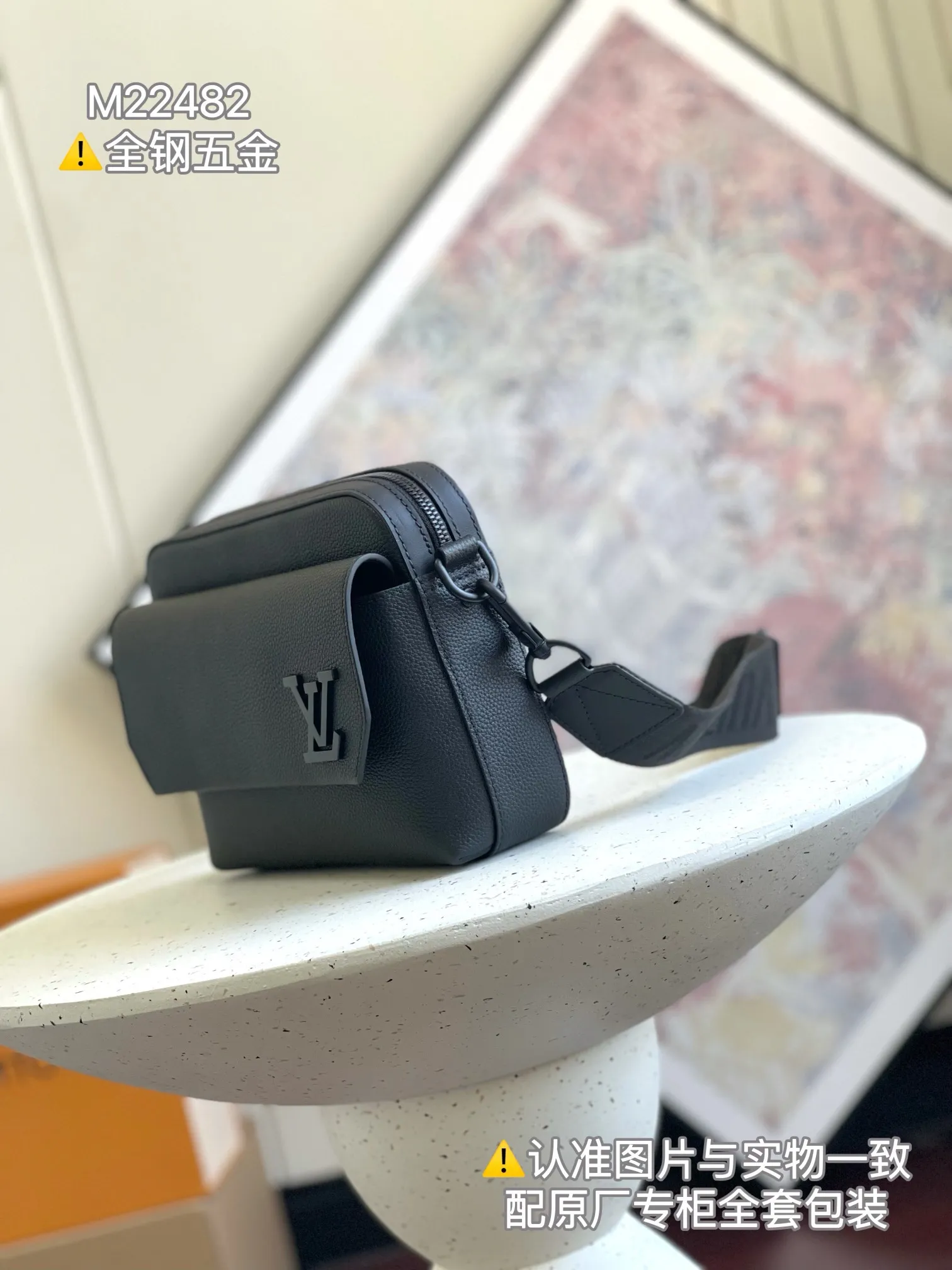 P¥1160👉nfc163C01 dynamic chip version👈 [100% MB special grade all-steel hardware A-grade black steel] This Fastline messenger bag is made of soft cow leather and has a close-fitting shape. It is equipped with a practical front pocket that can accommodate daily needs such as mobile phones, short wallets, notepads and headphones. The Louis Vuitton logo shoulder strap is adjustable or removable, allowing you to switch between shoulder and cross-body wear. Cow leather - Cow leather trim - Textile lining - Metal hardware - Metal LV lettering - Zipper closure - Front flap with magnetic buckle - Shoulder strap: removable and adjustable! ! Model: M22482; Size: 23.5x18x7CM