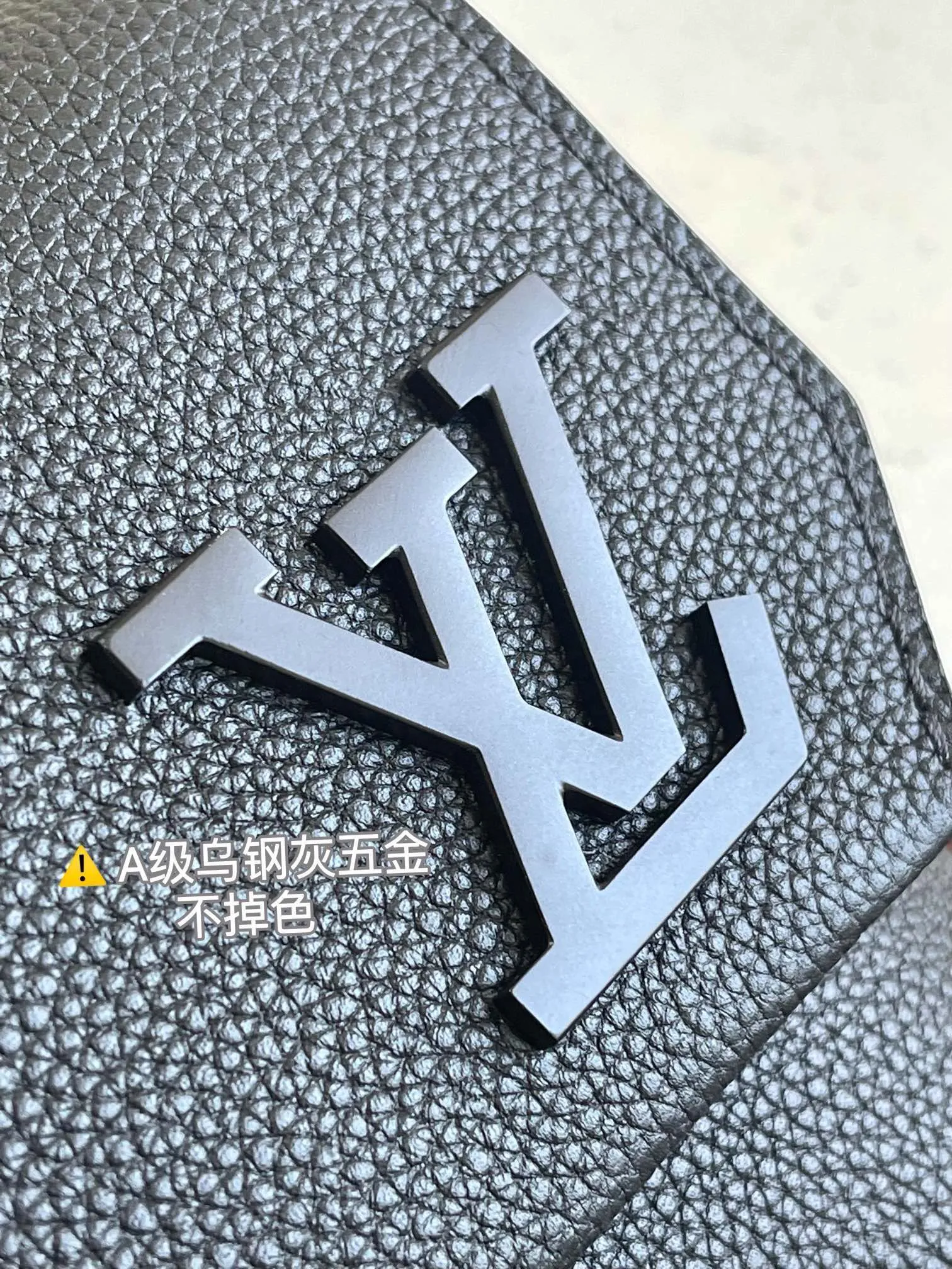 P¥1160👉nfc163C01 dynamic chip version👈 [100% MB special grade all-steel hardware A-grade black steel] This Fastline messenger bag is made of soft cow leather and has a close-fitting shape. It is equipped with a practical front pocket that can accommodate daily needs such as mobile phones, short wallets, notepads and headphones. The Louis Vuitton logo shoulder strap is adjustable or removable, allowing you to switch between shoulder and cross-body wear. Cow leather - Cow leather trim - Textile lining - Metal hardware - Metal LV lettering - Zipper closure - Front flap with magnetic buckle - Shoulder strap: removable and adjustable! ! Model: M22482; Size: 23.5x18x7CM