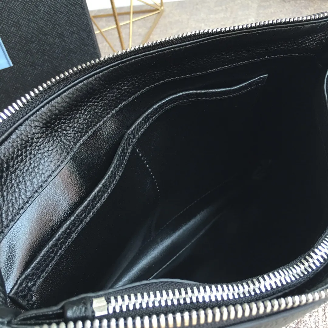 💰1060, the popular handbag has arrived again, 0050 black, top quality. Made of imported deerskin pattern, inner and outer leather, 175 OEM code, length 29x height 18cm