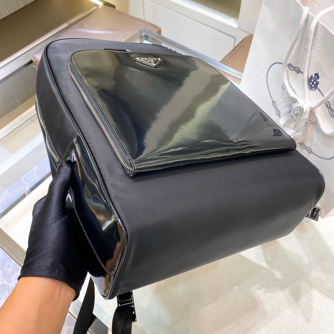 💰1520✨New product launch✨New men's backpack 2VZ084 Triangular enamel logo Imported original parachute fabric with glossy cowhide Original hardware accessories Equipped with spacious front pockets Adjustable woven nylon straps and leather straps Comes with a luggage attachment strap that can be put on the trolley suitcase Perfect details comparable to counters😘A must-have for fashionable casual fashionistas [Proud] Size 30*43*15cm