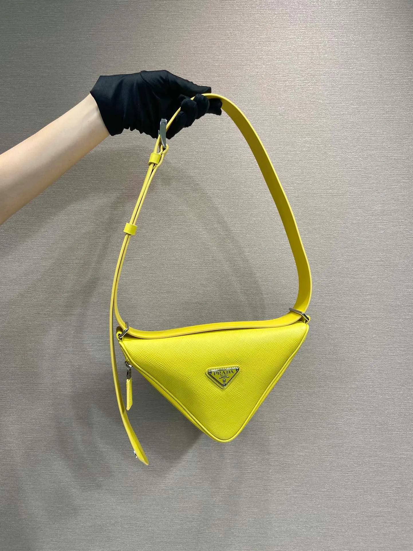 💰1520🎉Belt triangle bag🎉2VL039🎉🎉 This triangle bag is composed of a leather belt, using imported cross-grain cowhide and imported calfskin, showing a distinctive style. What I love most is that after the leather belt is detached, it can be matched with a variety of different clothes. The waist bag can be used as a clutch. Waist bag/crossbody/clutch/shoulder bag. It’s so perfect, hurry up and get it, babies 🎉🎉👏👏 Triangular bag size: length 25x height 14x bottom 9cm Belt size: total length 138cm